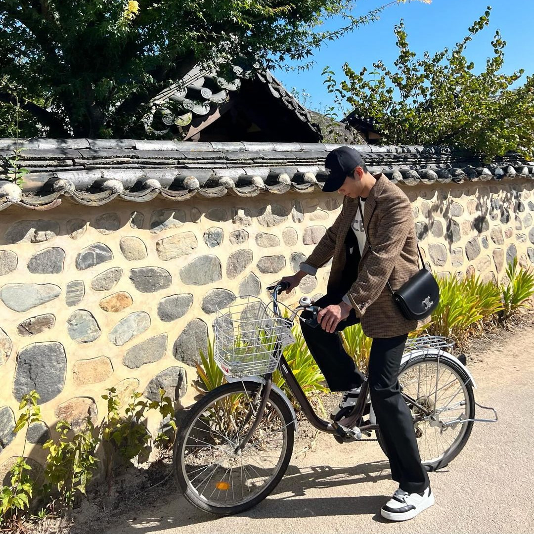 Celine Trainer CT-07 Low Lace-Up Sneakers in Calfskin Optic White Black 착용 스타일 - 3