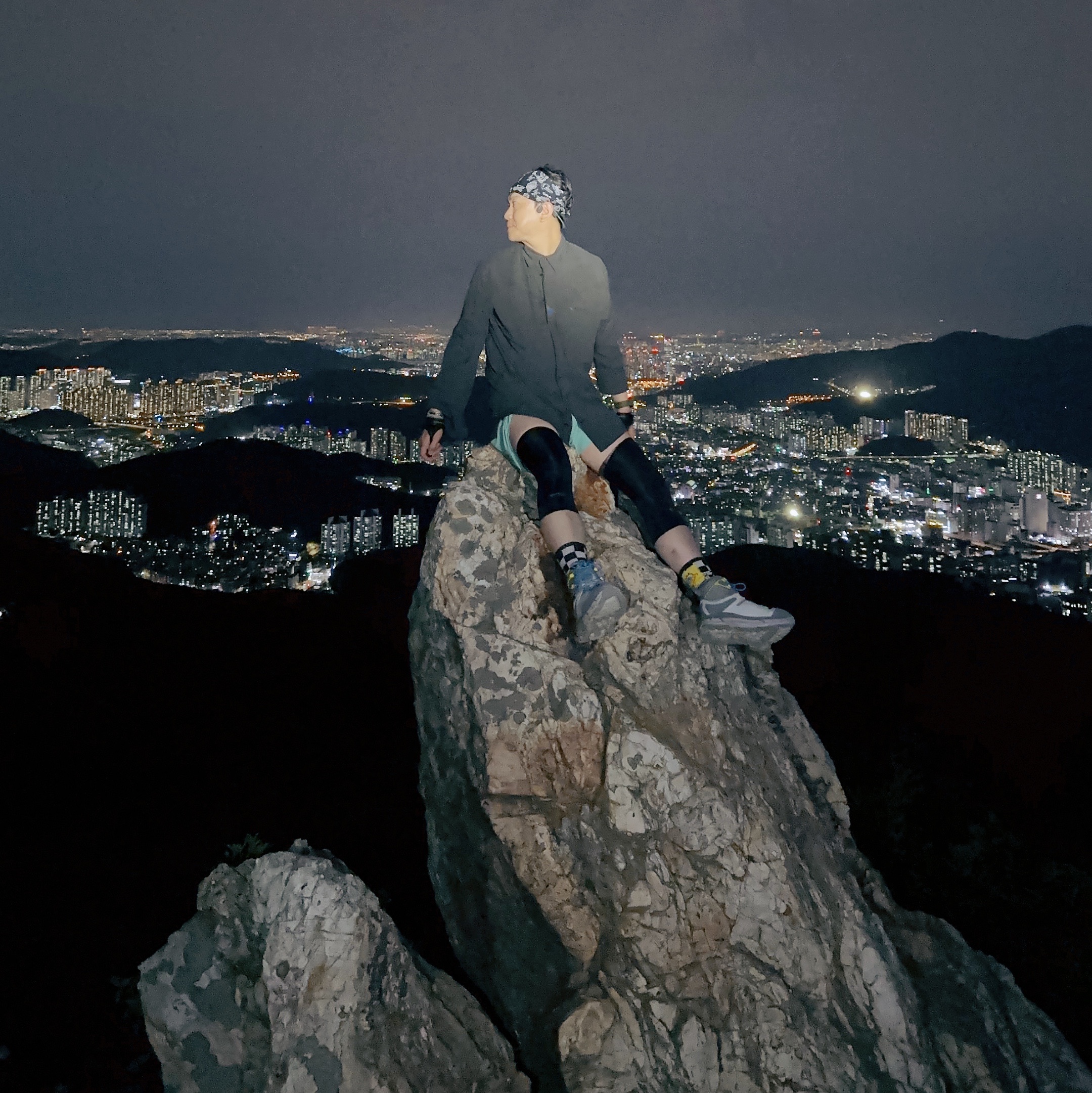 Hoka Tor Ultra High Lunar Rock Diva Blue 착용 스타일