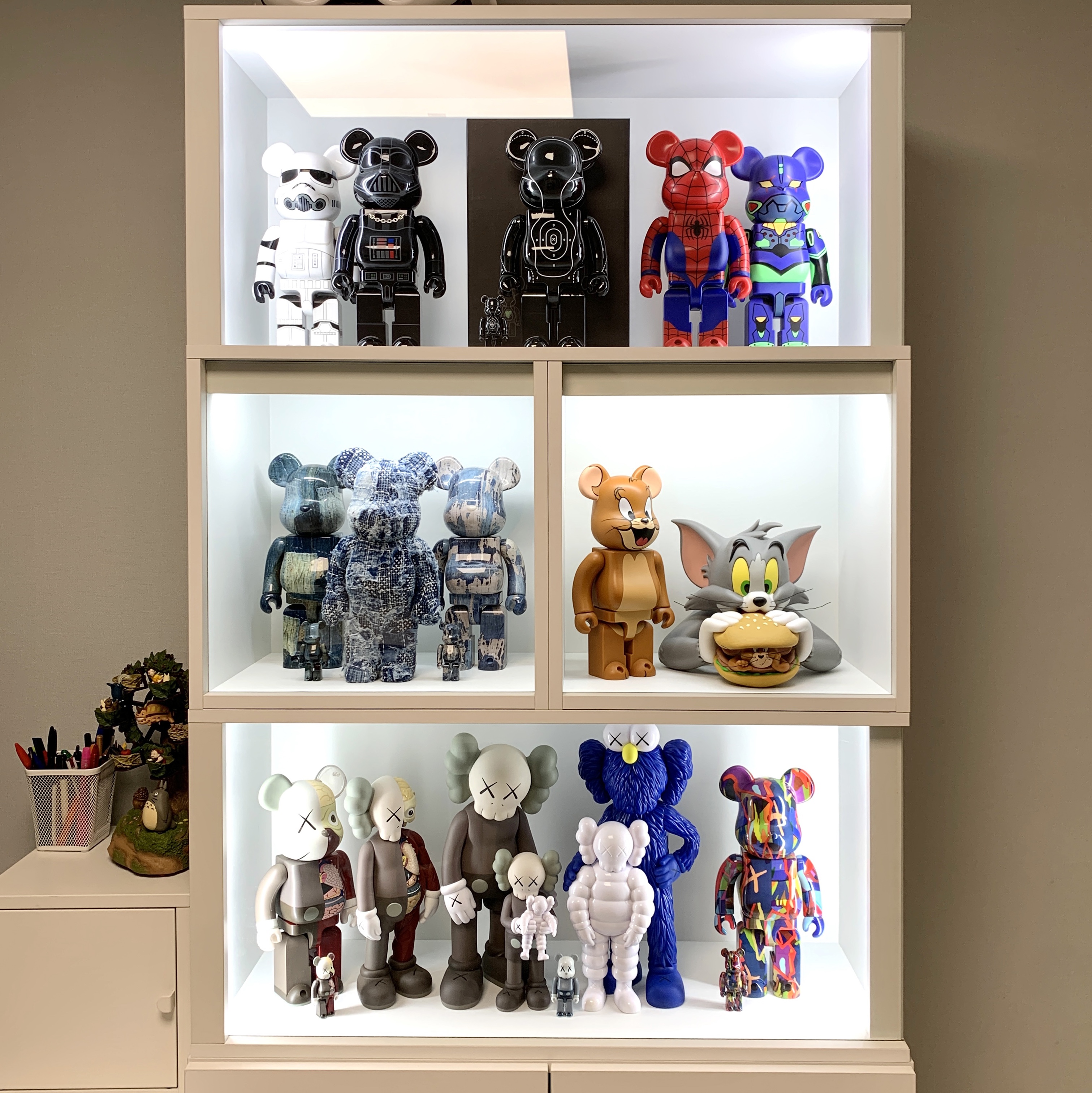 Kaws Family Vinyl Figure Brown Blue White, Bearbrick x Kaws Tension 100% & 400% Set 착용 스타일