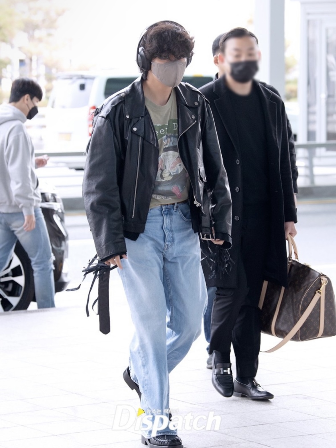 (W) Celine Triomphe 01 Sunglasses in Acetate Blonde Havana, Acne Studios Loose Fit Jeans Light Blue 착용 스타일 - 3