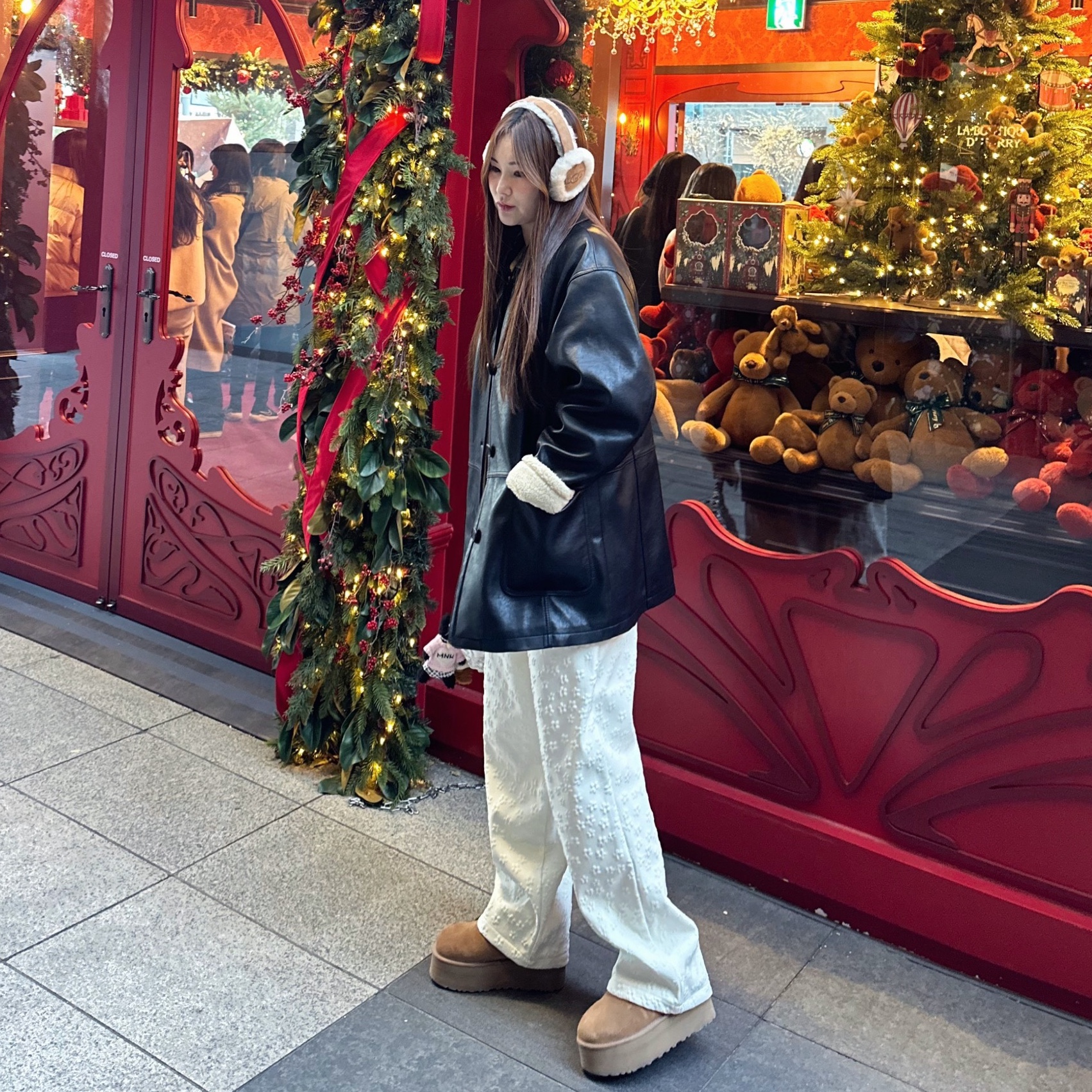 (W) UGG Embroidered Logo Earmuff Chestnut, (W) UGG Classic Ultra Mini Platform Boots Chestnut 착용 스타일