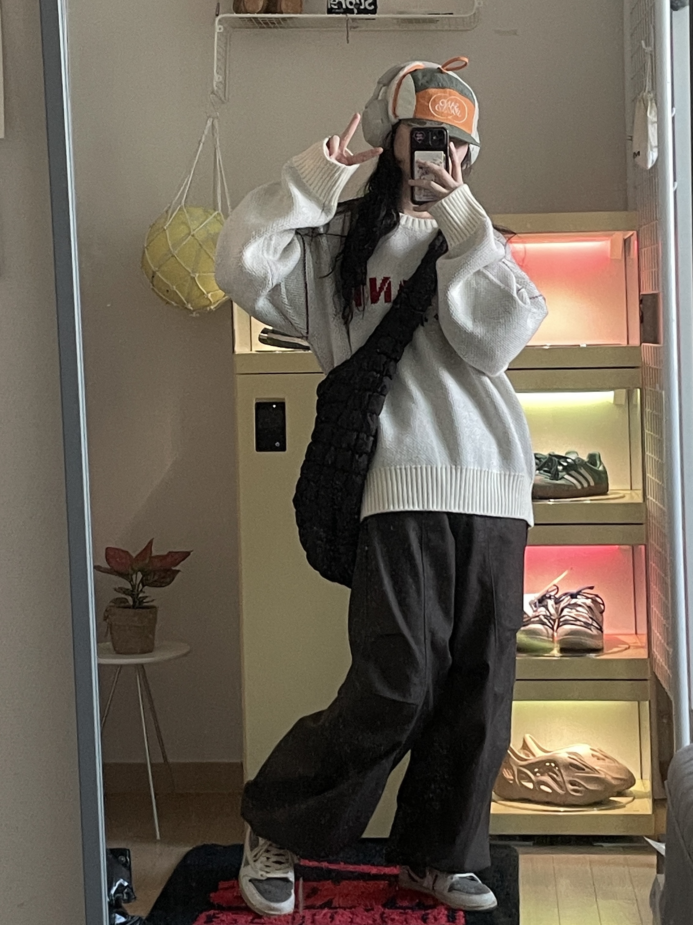 COS Quilted Oversized Shoulder Bag Brown, Jordan 1 x Travis Scott Retro Low OG SP Sail and Ridgerock 착용 스타일