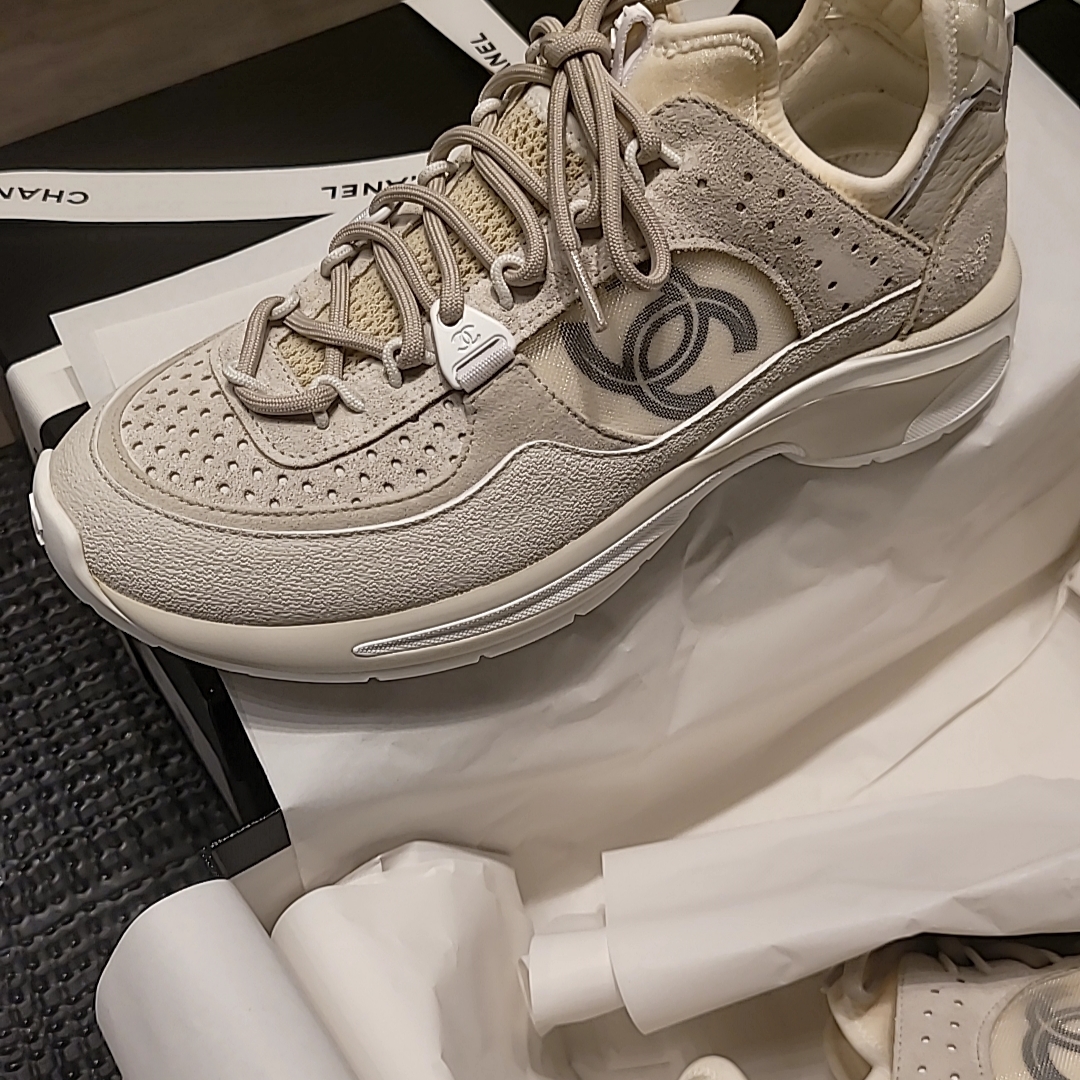 (W) Chanel Sneakers Fabric Suede Calfskin Mesh & White 착용 스타일 - 1