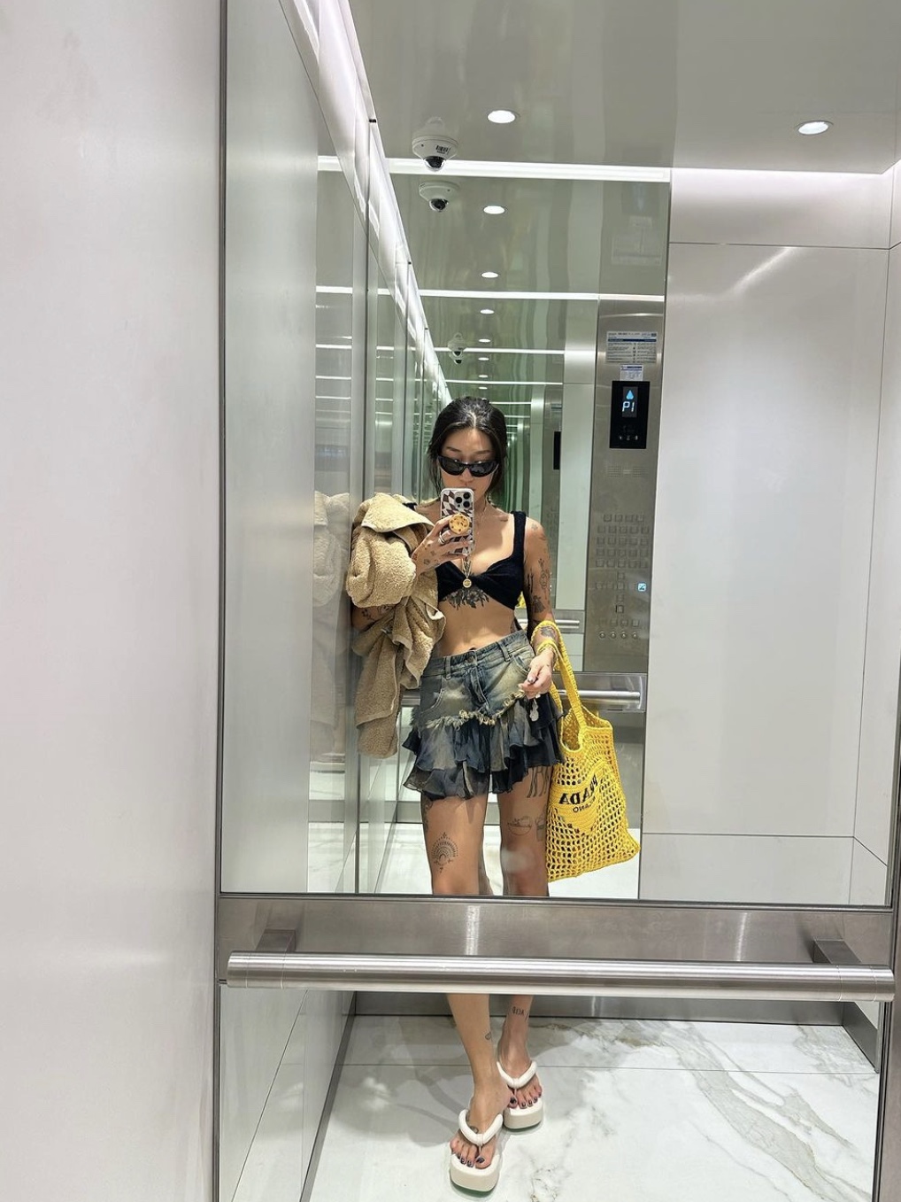 Prada Crochet Tote Bag Logo Yellow 착용 스타일