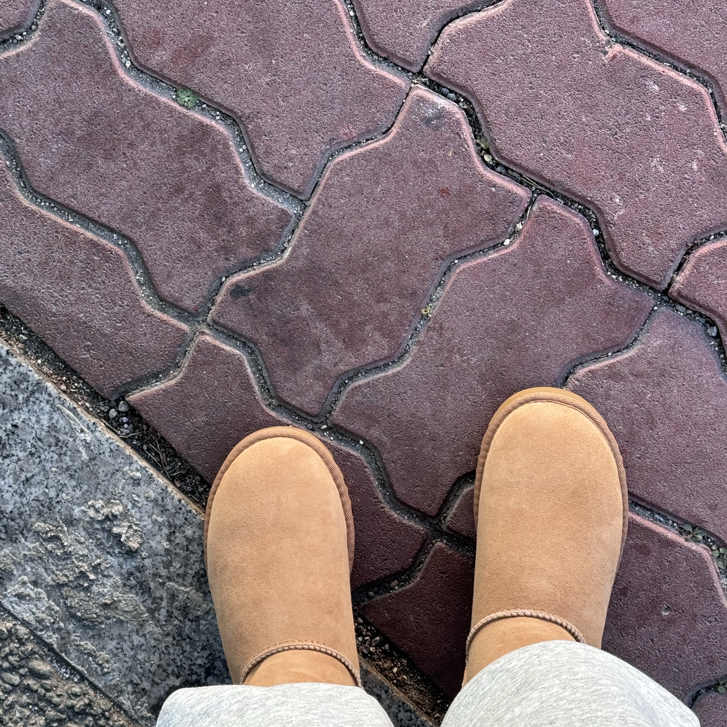 (W) UGG Classic Short II Boots Chestnut 착용 스타일 - 2