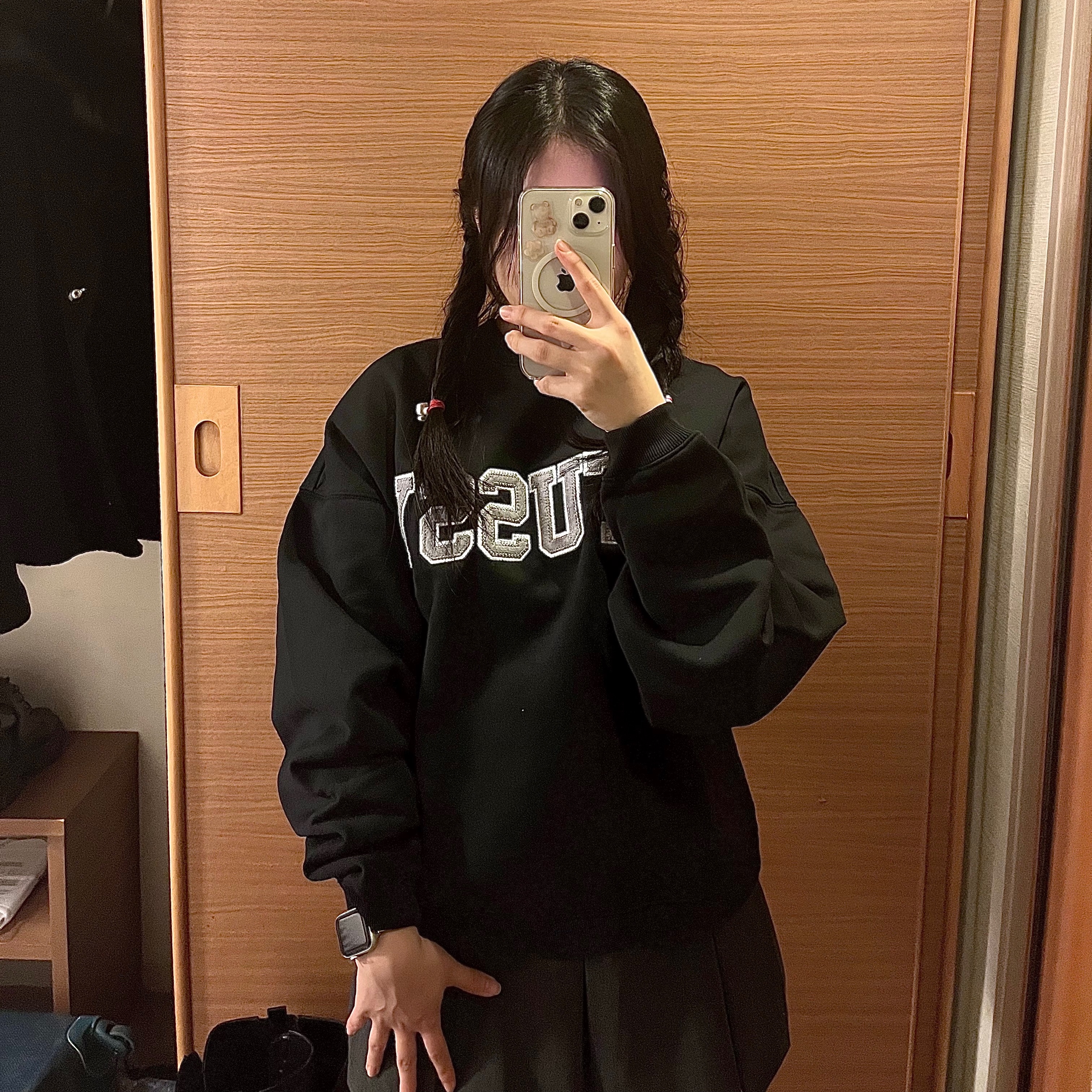 Stussy Relaxed Oversized Crew Black 착용 스타일 - 1