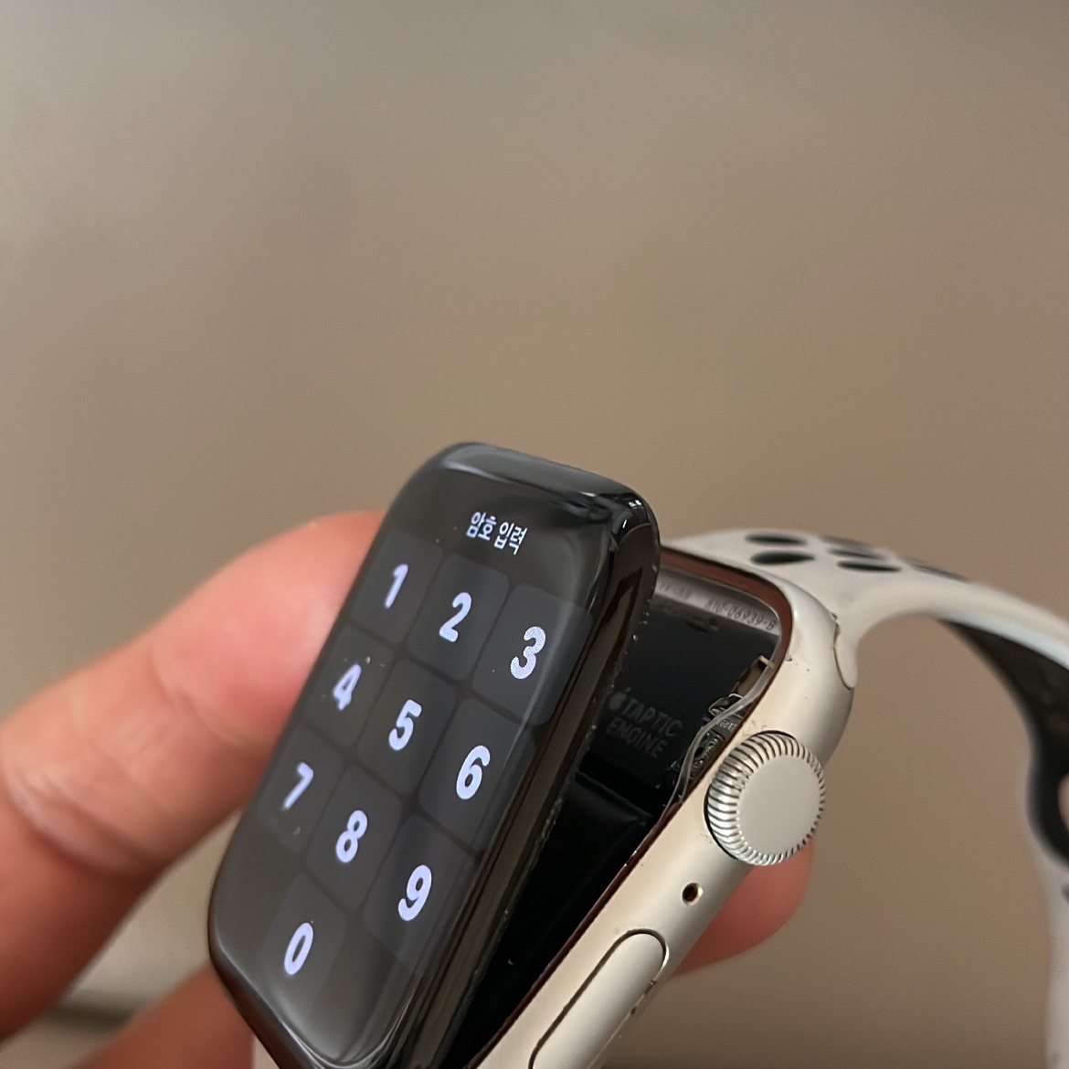 Apple Watch SE 40mm GPS Starlight Aluminum Case with Sport Band Starlight (Korean Ver.) 착용 스타일