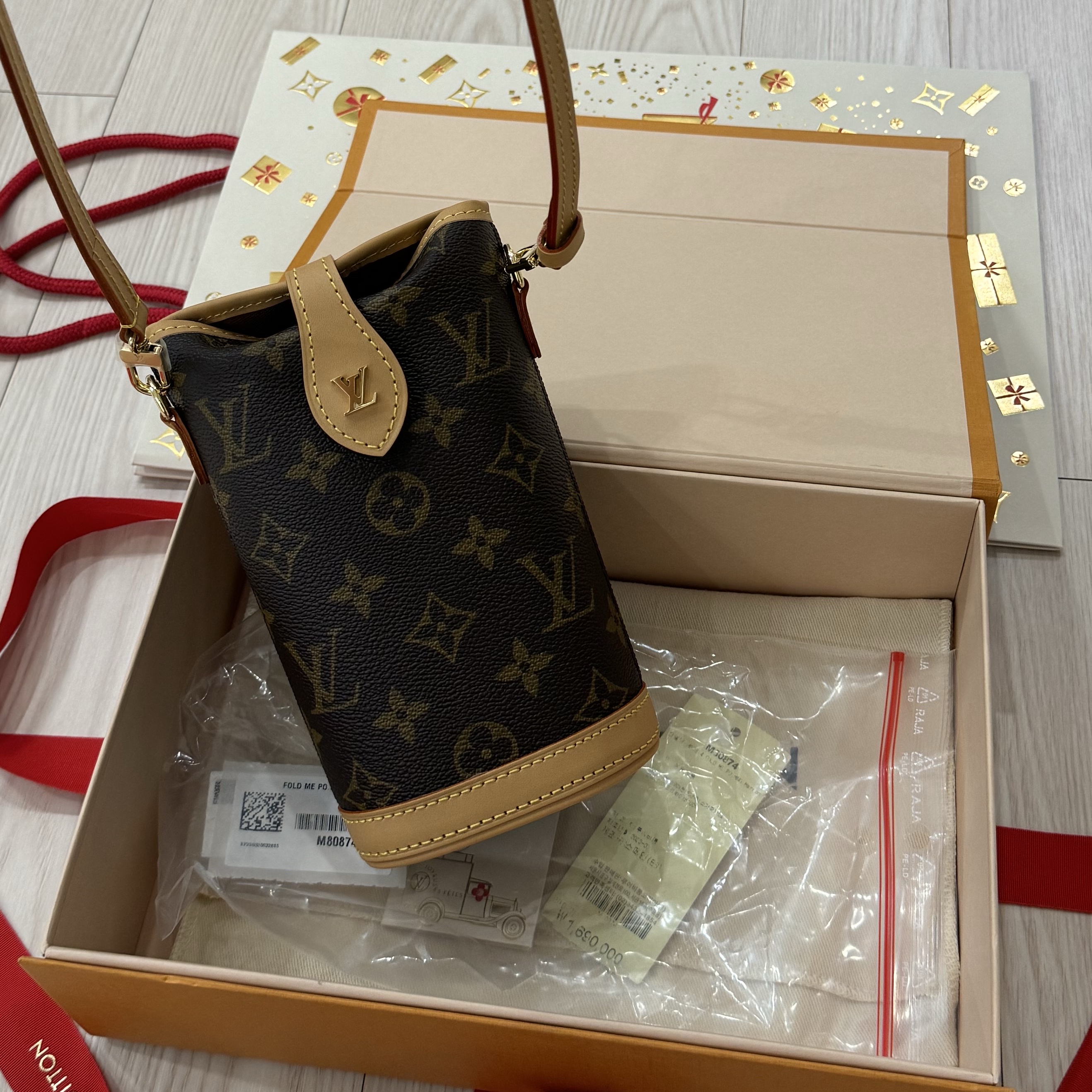 Louis Vuitton Fold Me Pouch Monogram 착용 스타일
