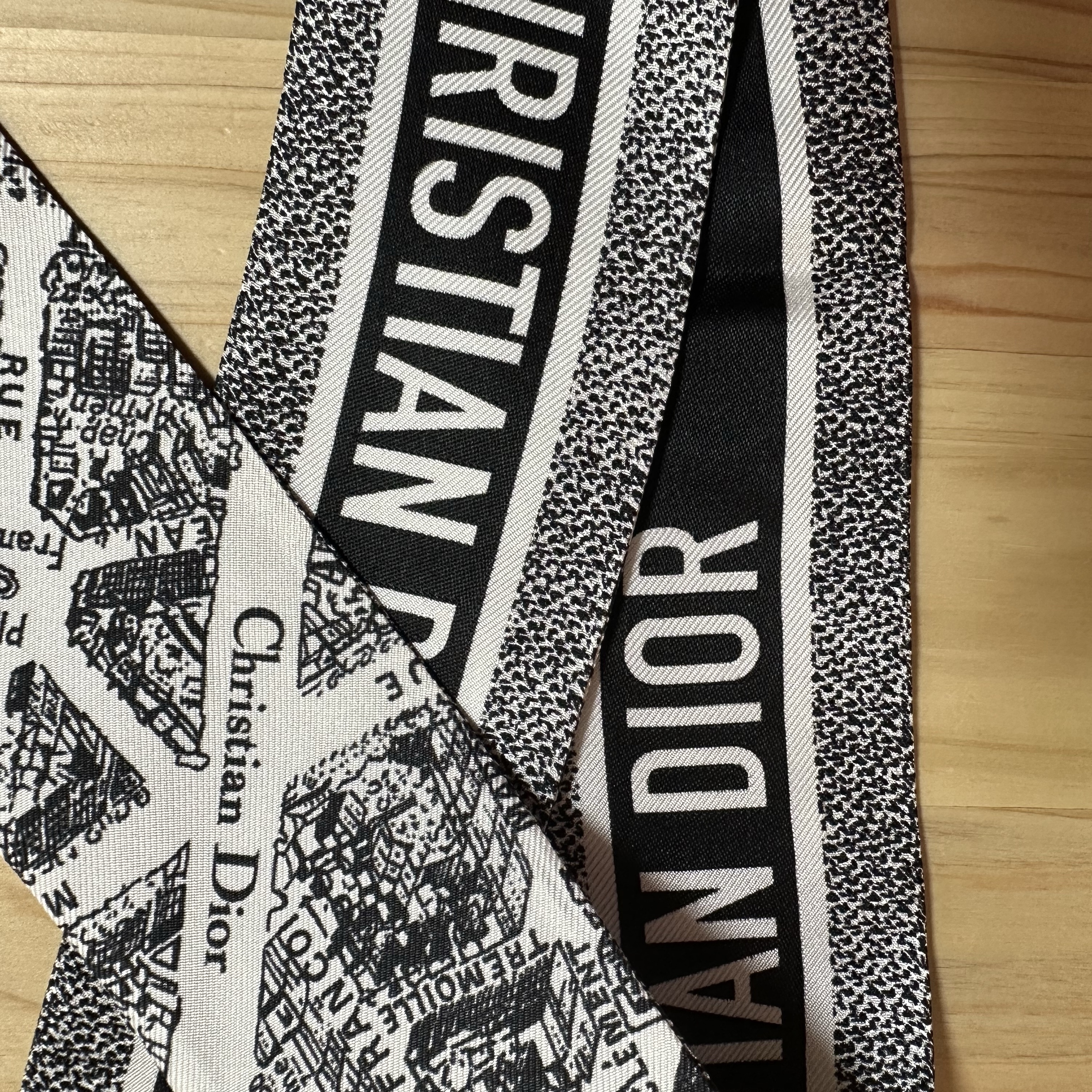 (W) Dior Plan De Paris Mitzah Scarf Silk Twill White Black 착용 스타일 - 3