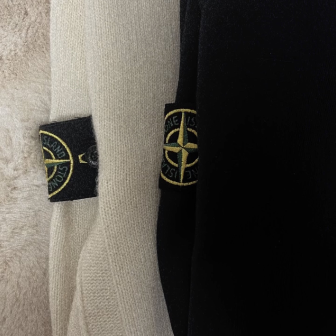 Stone Island 508A3 Lambswool Crewneck Knit Natural White - 23FW, Stone Island 63051 Cotton Fleece Garment Dyed Sweatshirt Black - 23SS 착용 스타일