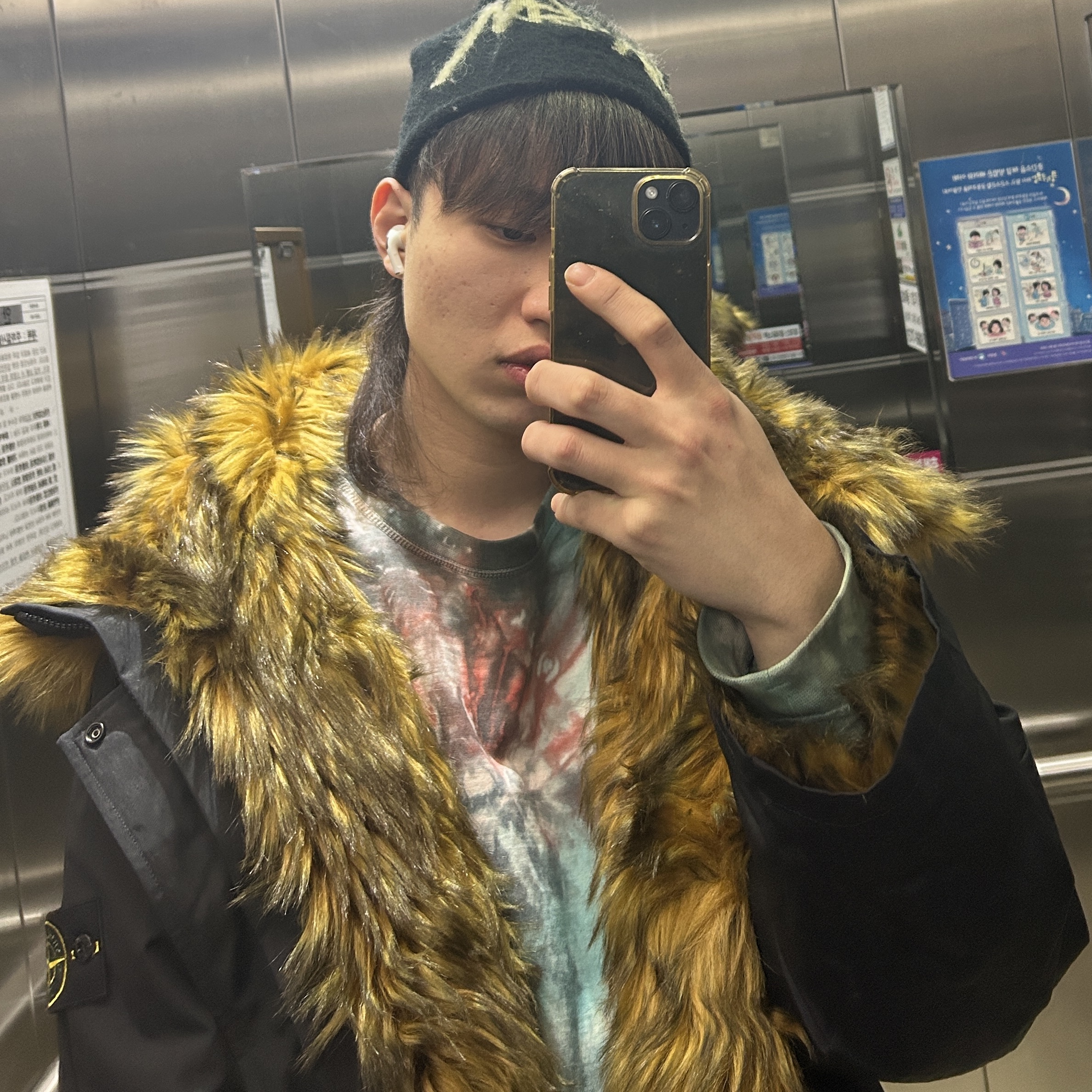 Stussy Brushed Out Stock Skullcap Beanie Black, Supreme x Stone Island Formula Steel Reversible Faux Fur Parka Black - 22SS 착용 스타일