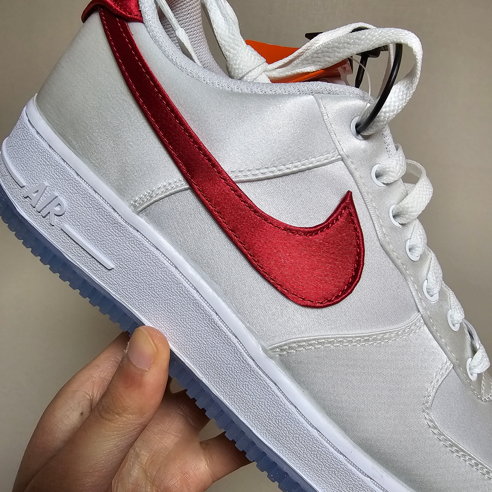 (W) Nike Air Force 1 '07 Essential White Varsity Red 착용 스타일 - 2