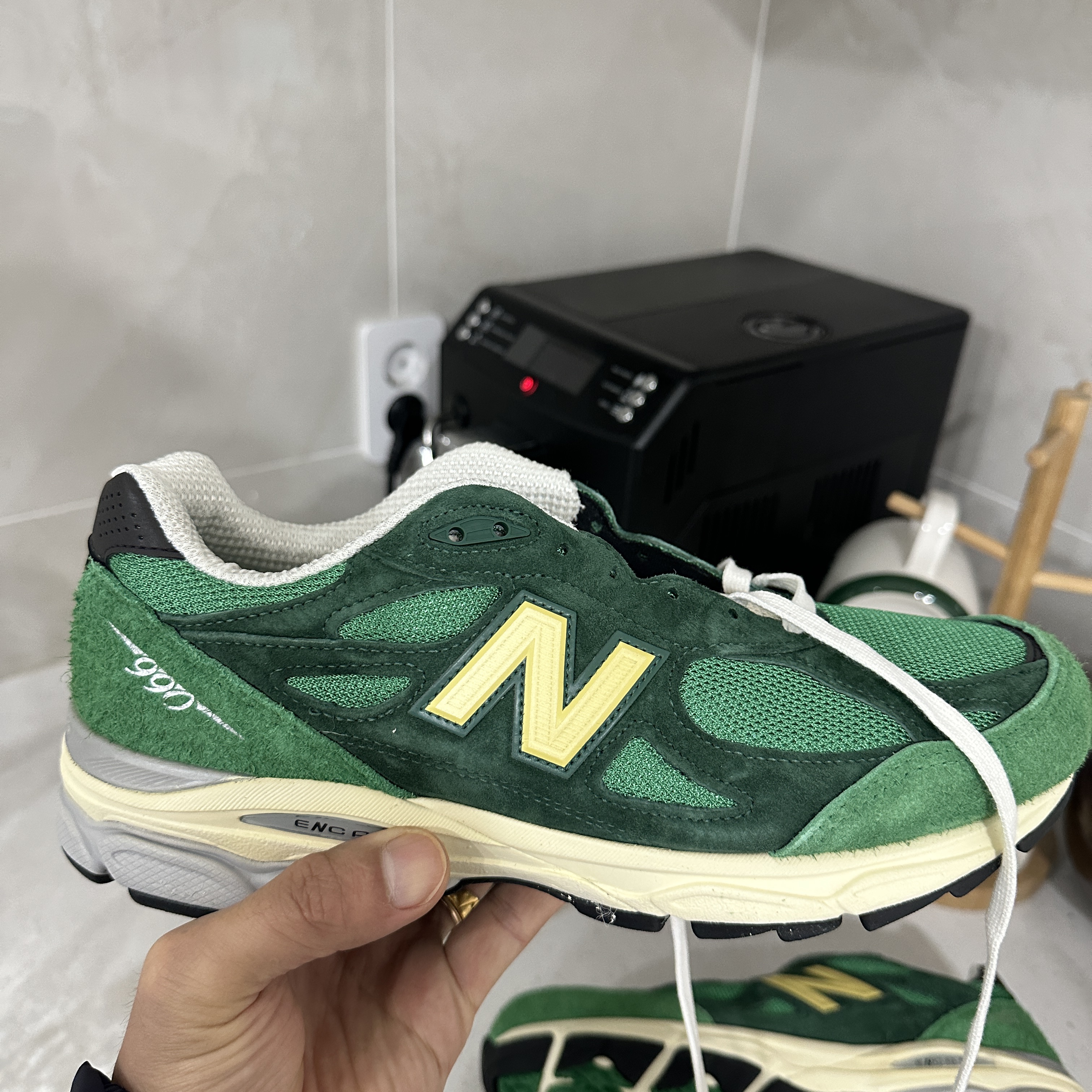 New Balance 990v3 Made in USA Kelly Green Varsity Gold 착용 스타일 - 2