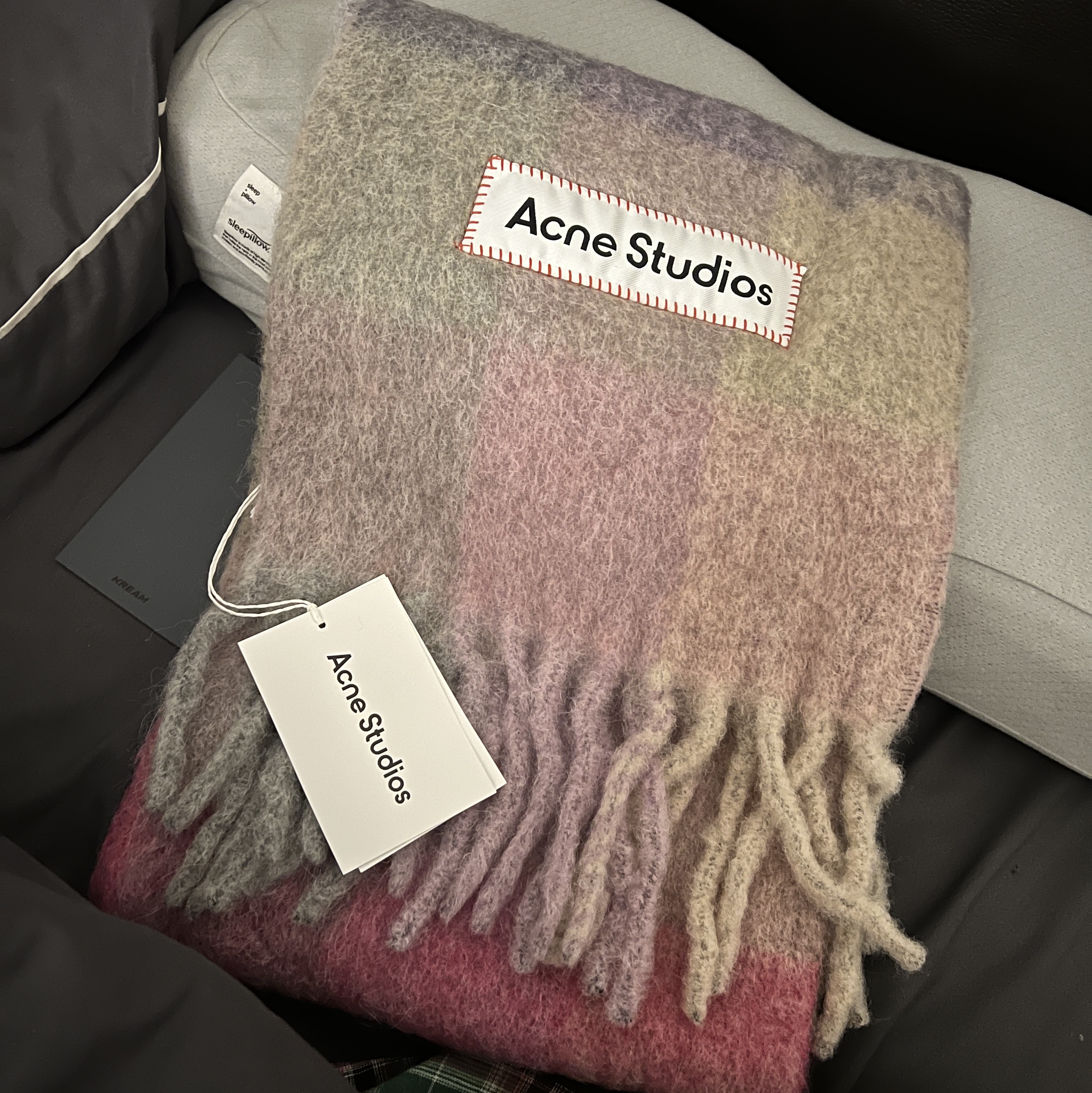 Acne Studios Mohair Check Muffler Fuchsia Lilac Pink 착용 스타일