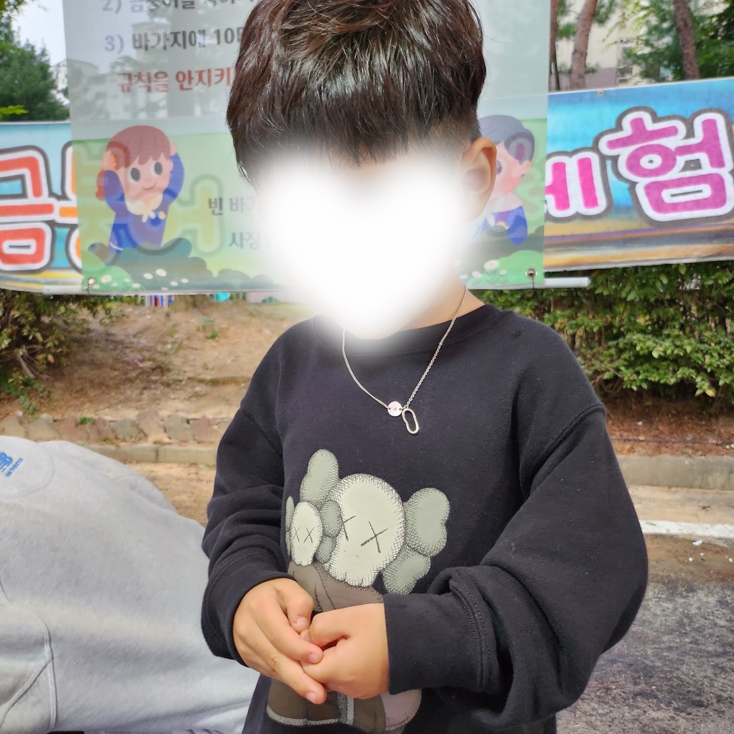 (Kids) Uniqlo UT x Kaws Long Sleeve Sweatshirt Black 착용 스타일