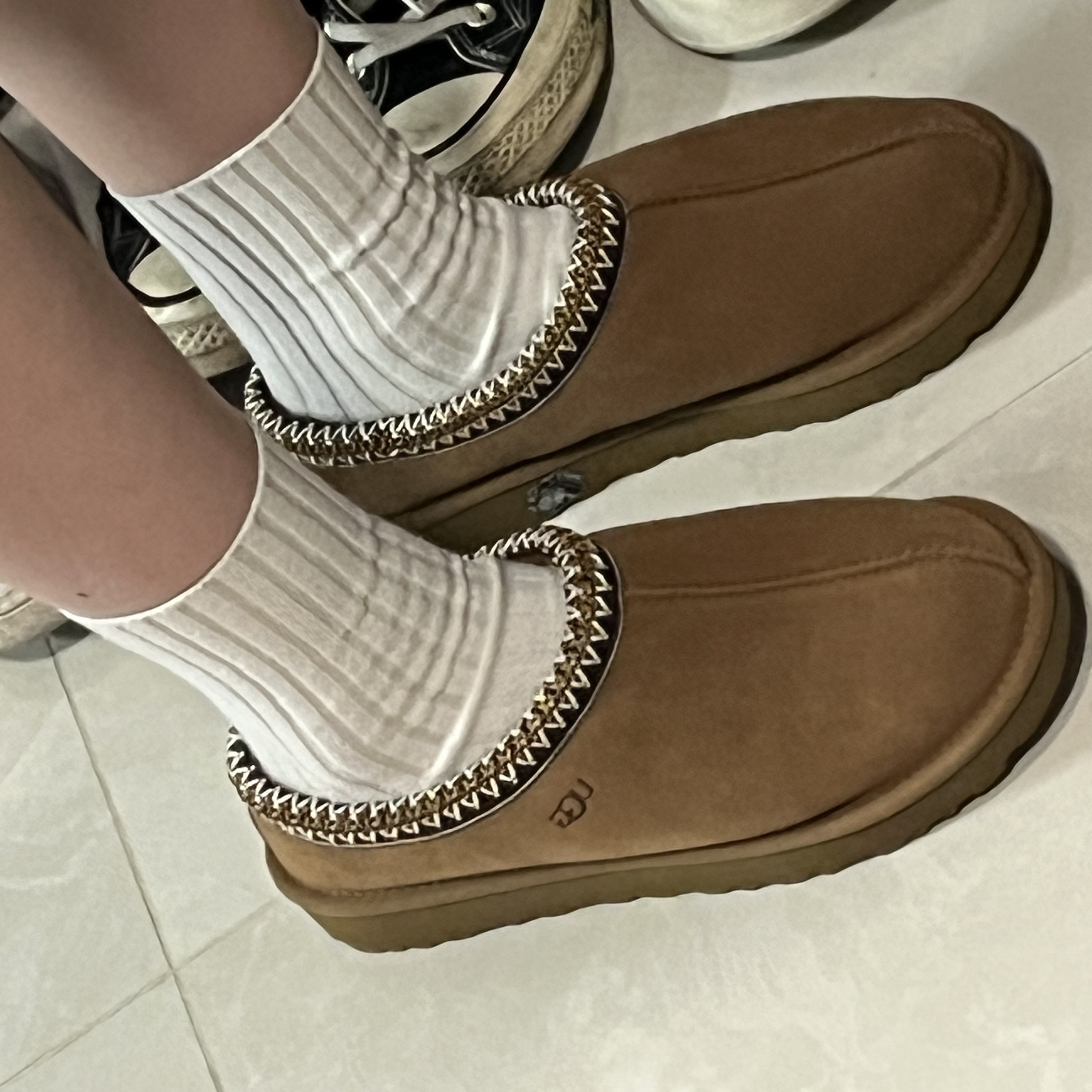 (W) UGG Tasman Slipper Chestnut 착용 스타일 - 2