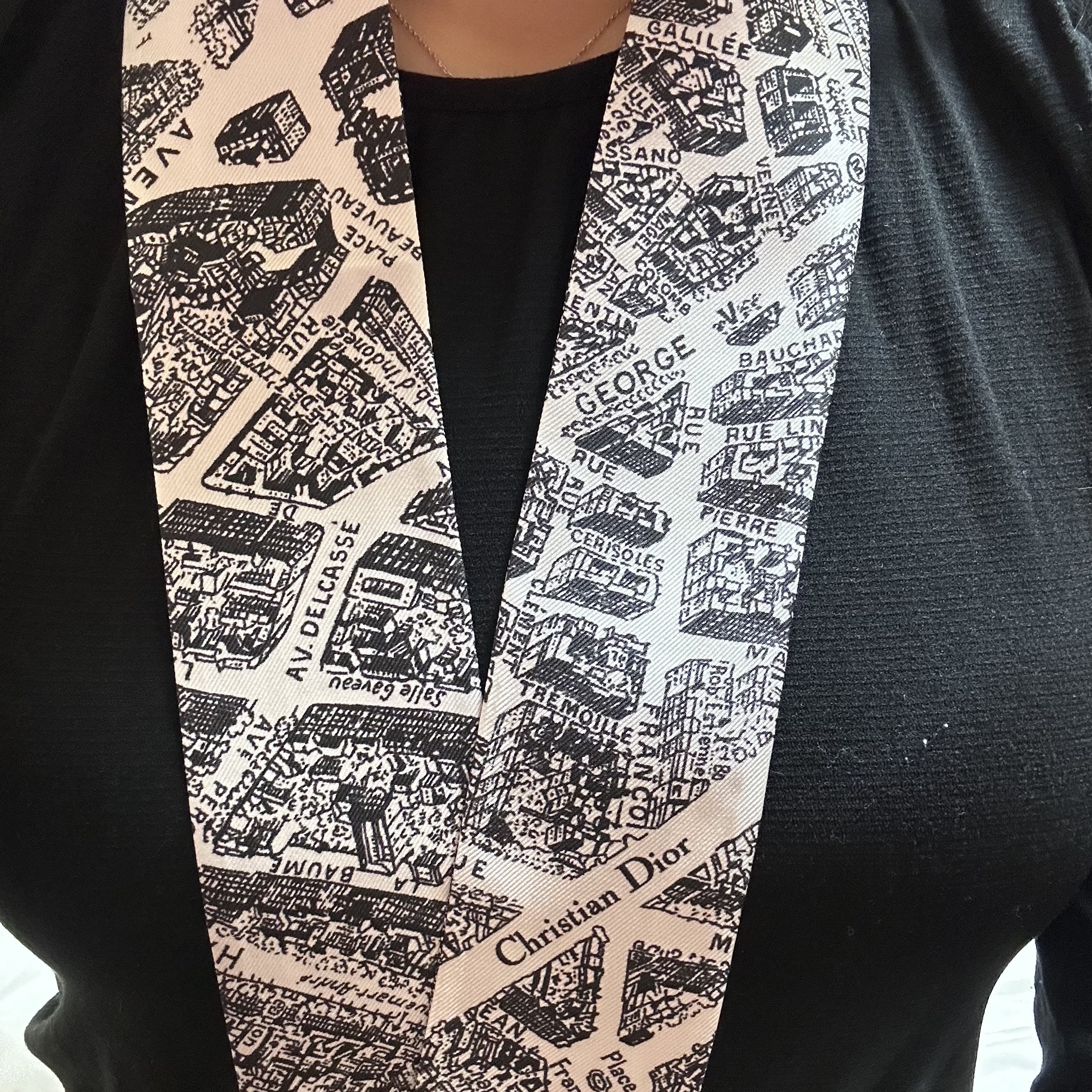 (W) Dior Plan De Paris Mitzah Scarf Silk Twill White Black 착용 스타일 - 4