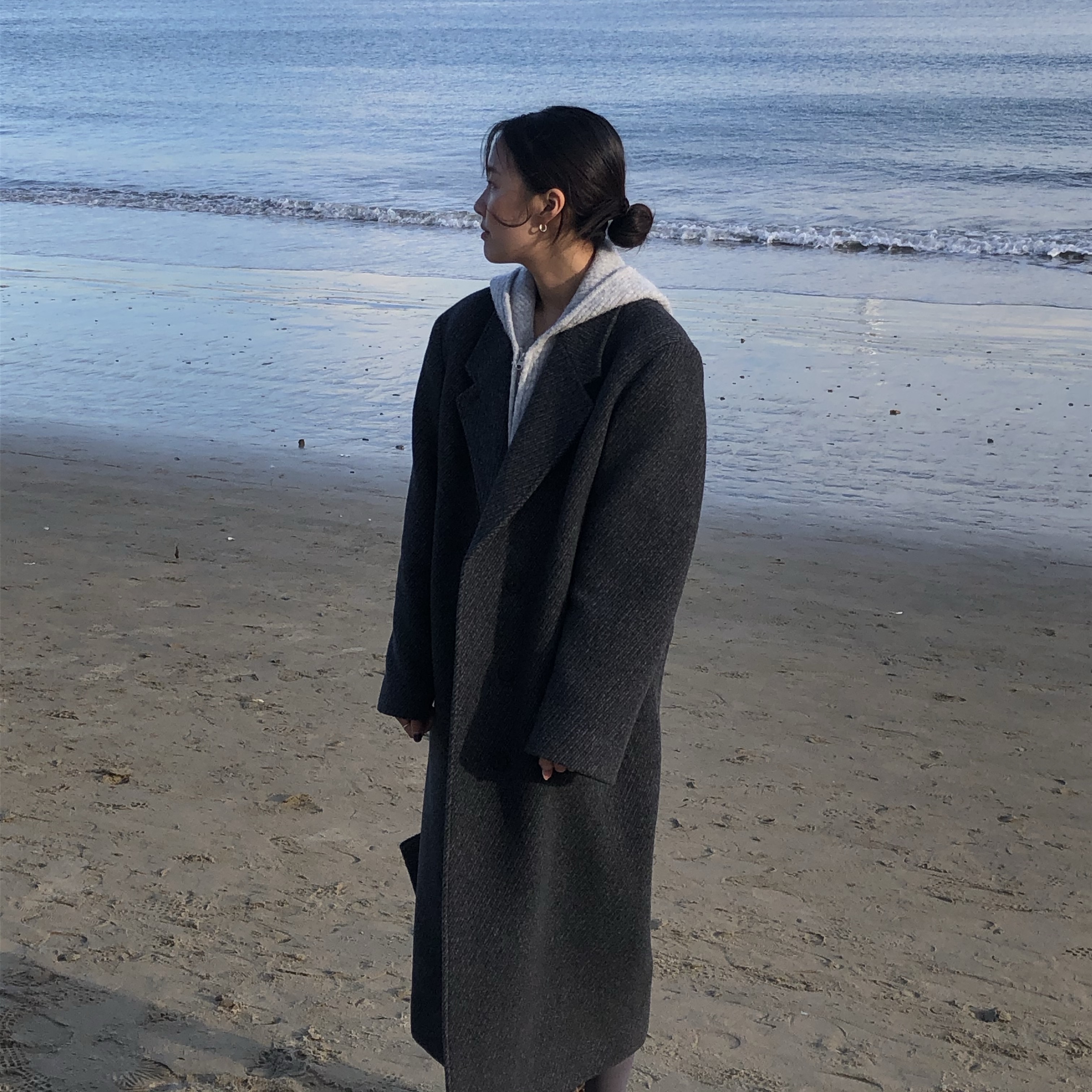 (W) Insilence Classic Maxi Coat Black, (W) UGG Classic Ultra Mini Boots Chestnut 착용 스타일 - 4