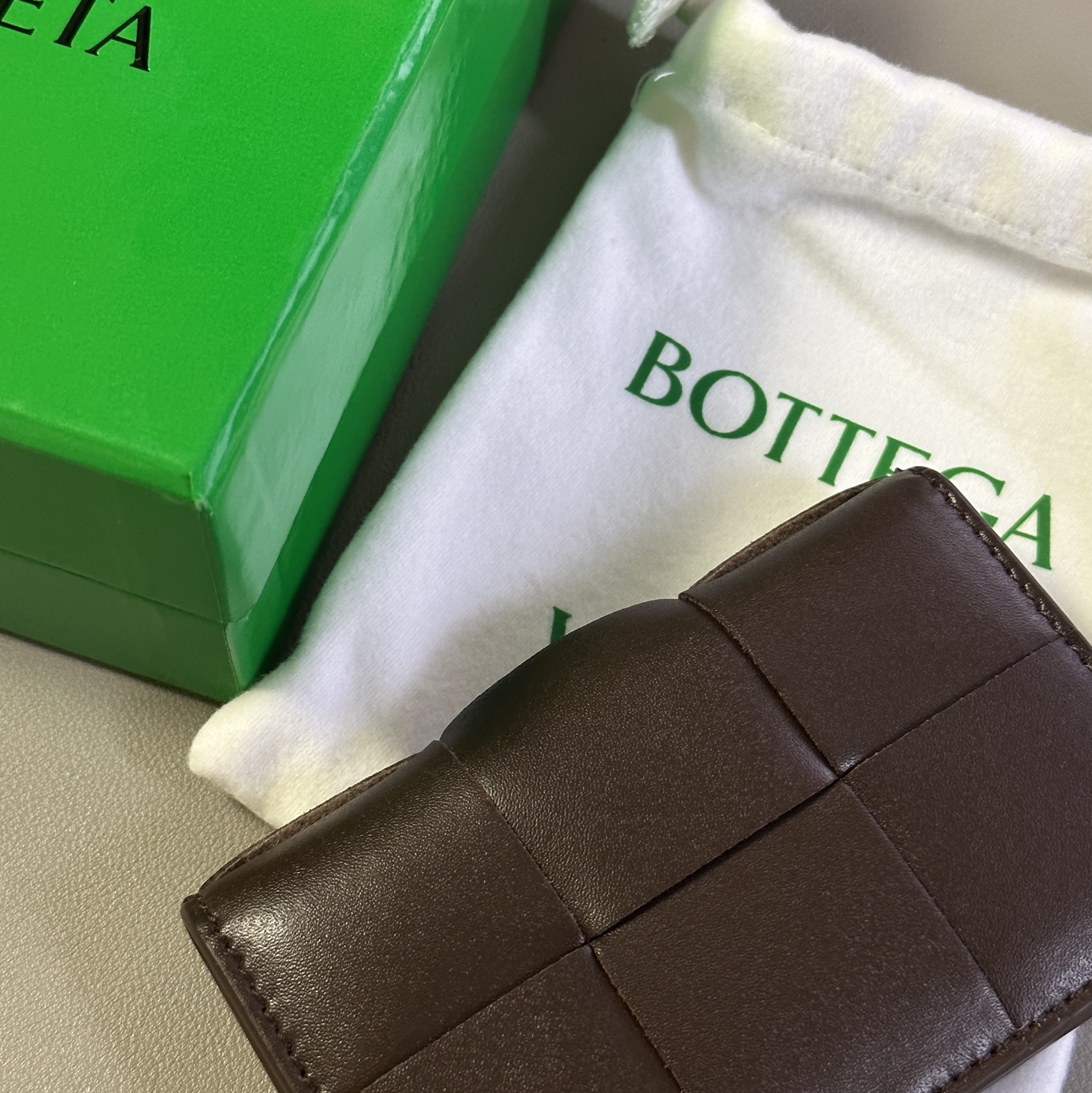 Bottega Veneta Cassette Flap Card Case Light Brown 착용 스타일