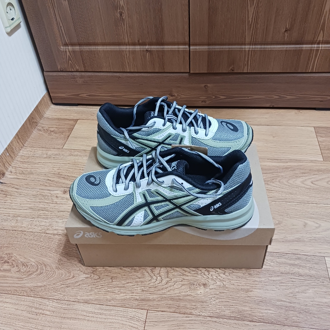 Asics Jog 100 S Sheet Rock - 2E Wide 착용 스타일 - 2