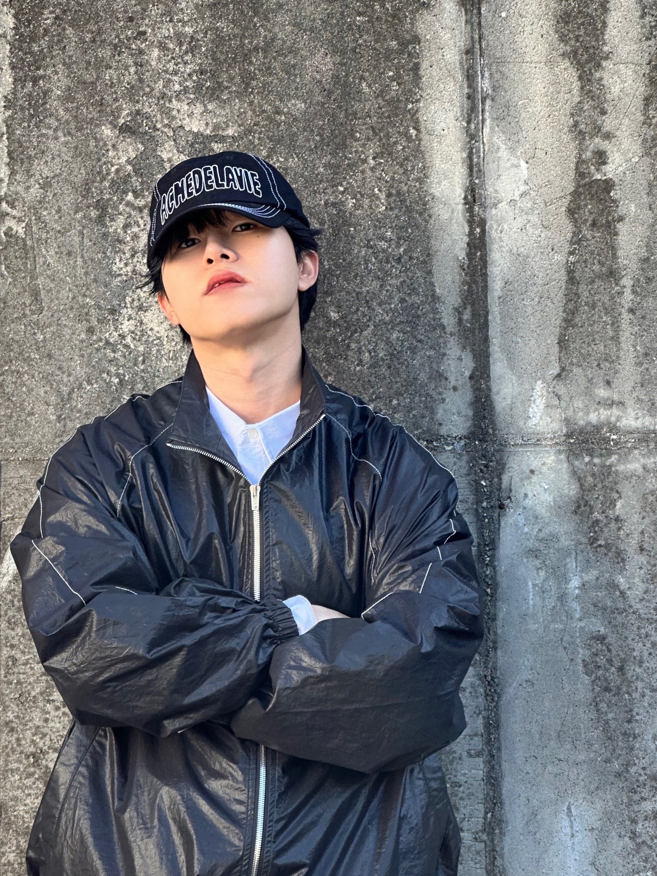 (W) Matin Kim Logo Coating Jumper Black, New Balance 237 Black White 착용 스타일 - 3