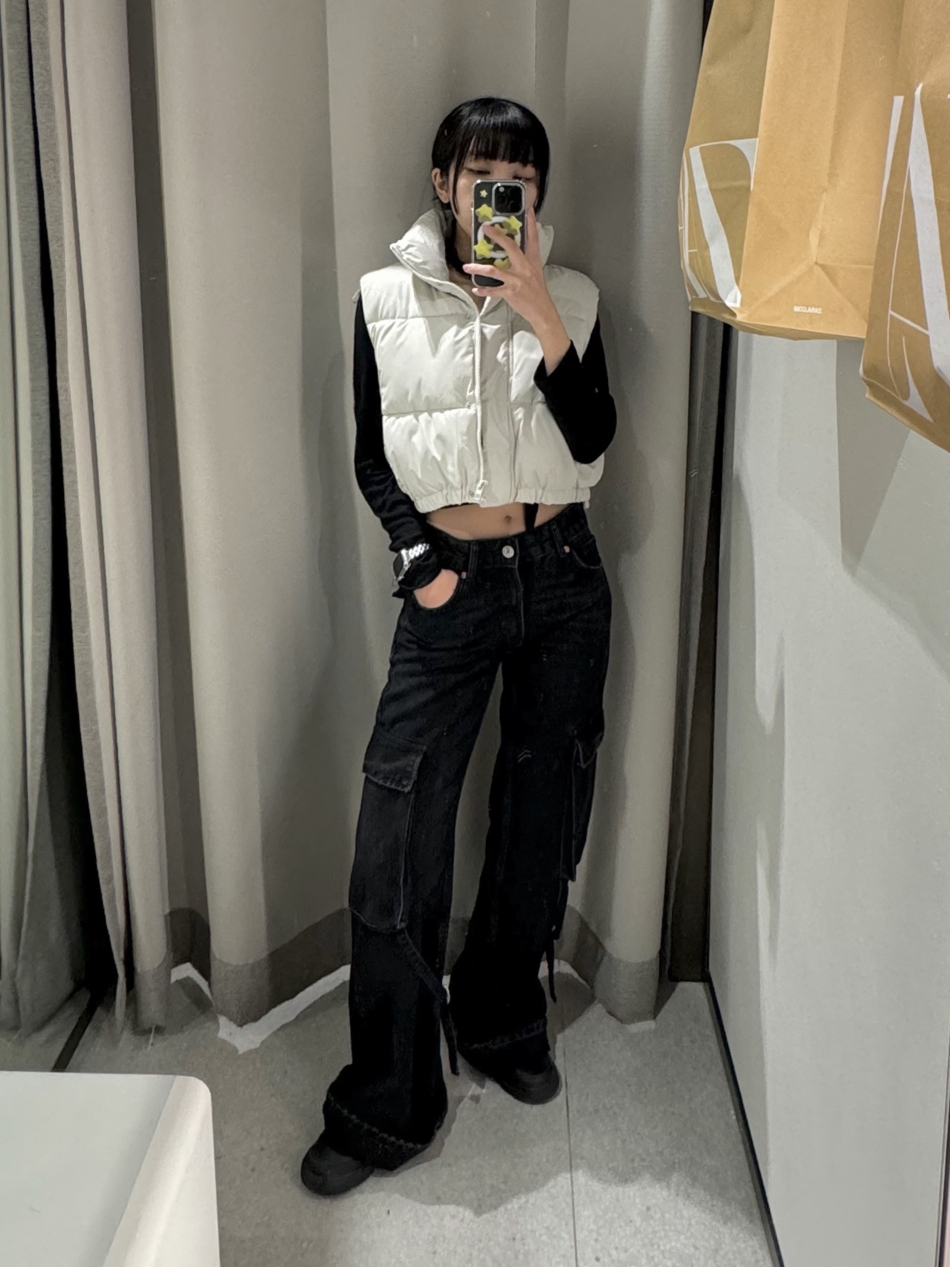 (W) Nike Air Force 1 '07 Low Triple Black, (W) Zara Rubberised Cropped Vest Light Grey 착용 스타일