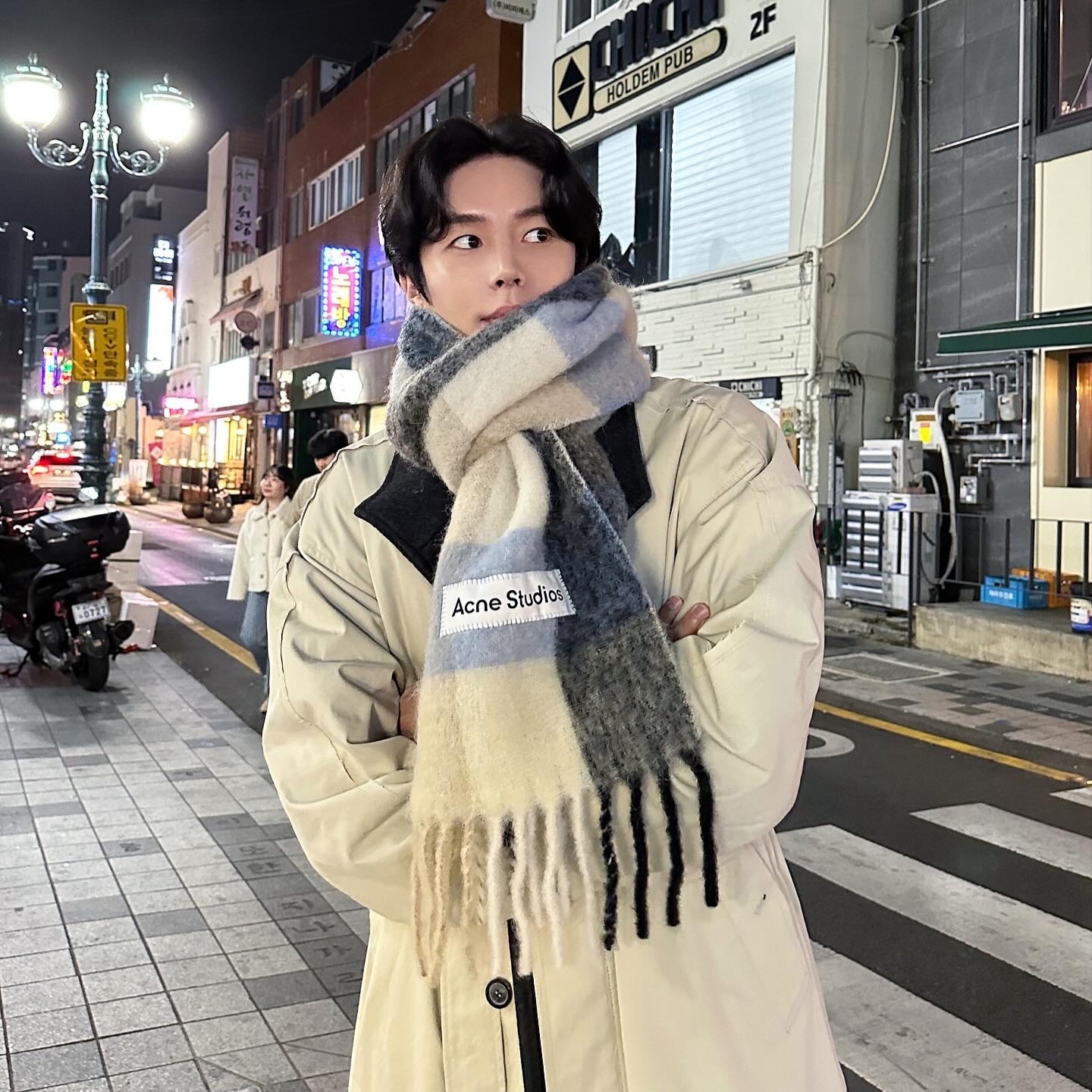 Acne Studios Mohair Check Muffler Blue Beige Black 착용 스타일 - 2