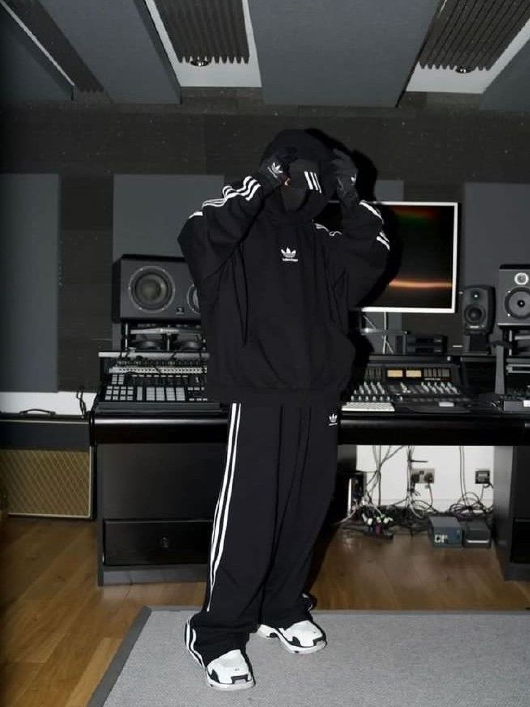 Balenciaga x Adidas Tracksuit Trousers Black, Balenciaga x Adidas Baggy Sweatpants Small Fit Black 착용 스타일 - 2