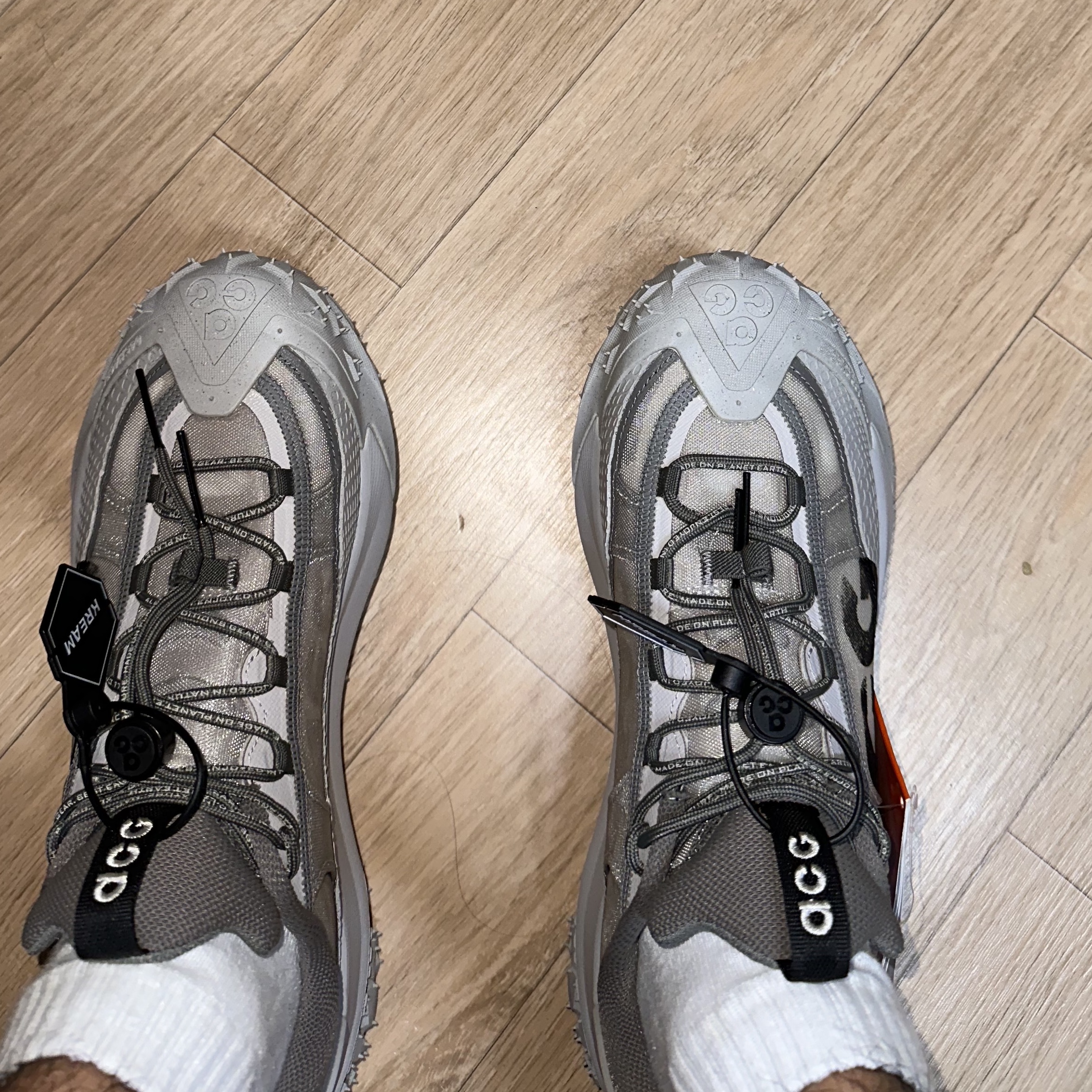 Nike ACG Mountain Fly 2 Low Light Iron Ore Black 착용 스타일