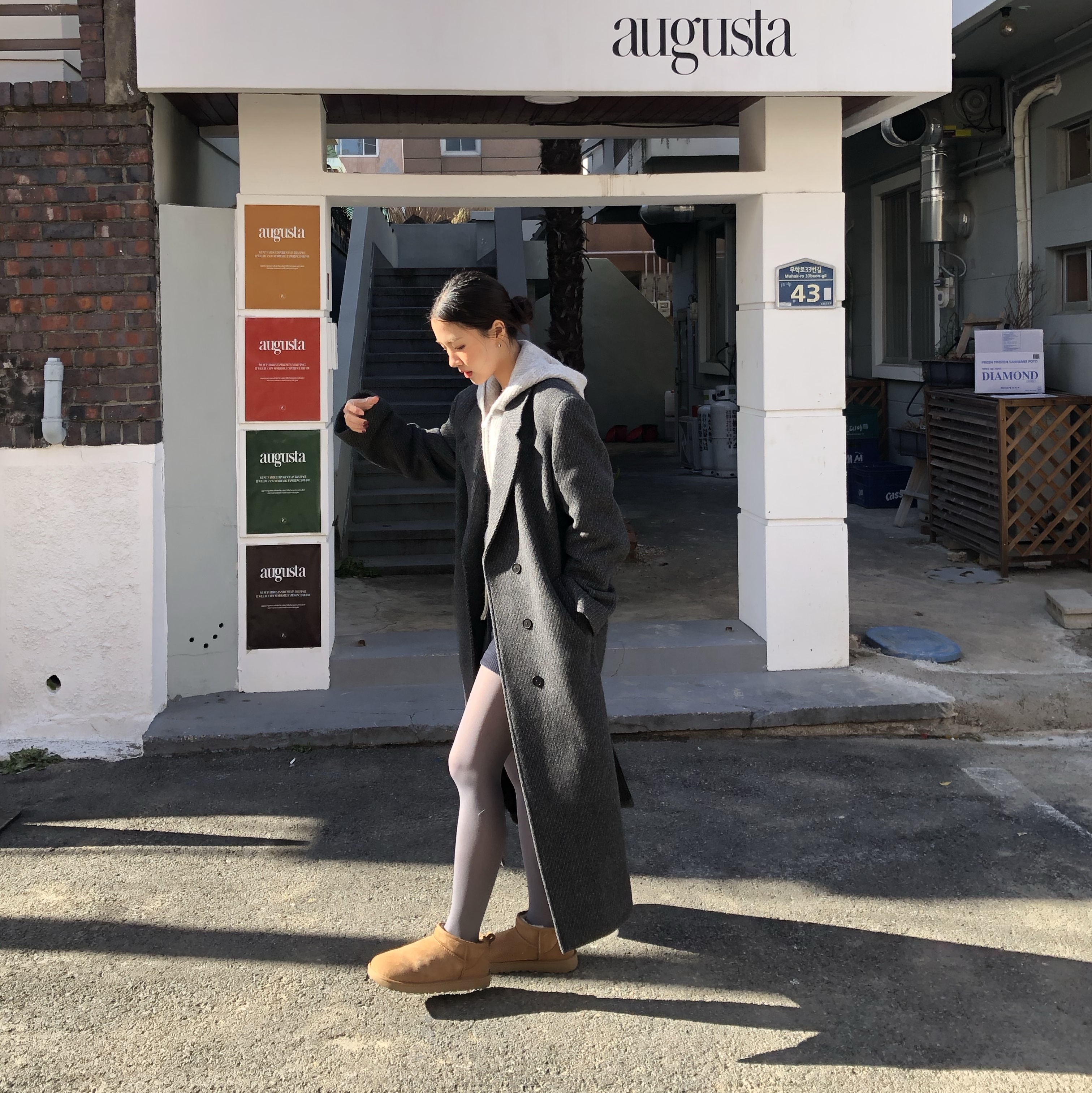(W) Insilence Classic Maxi Coat Black, (W) UGG Classic Ultra Mini Boots Chestnut 착용 스타일 - 3
