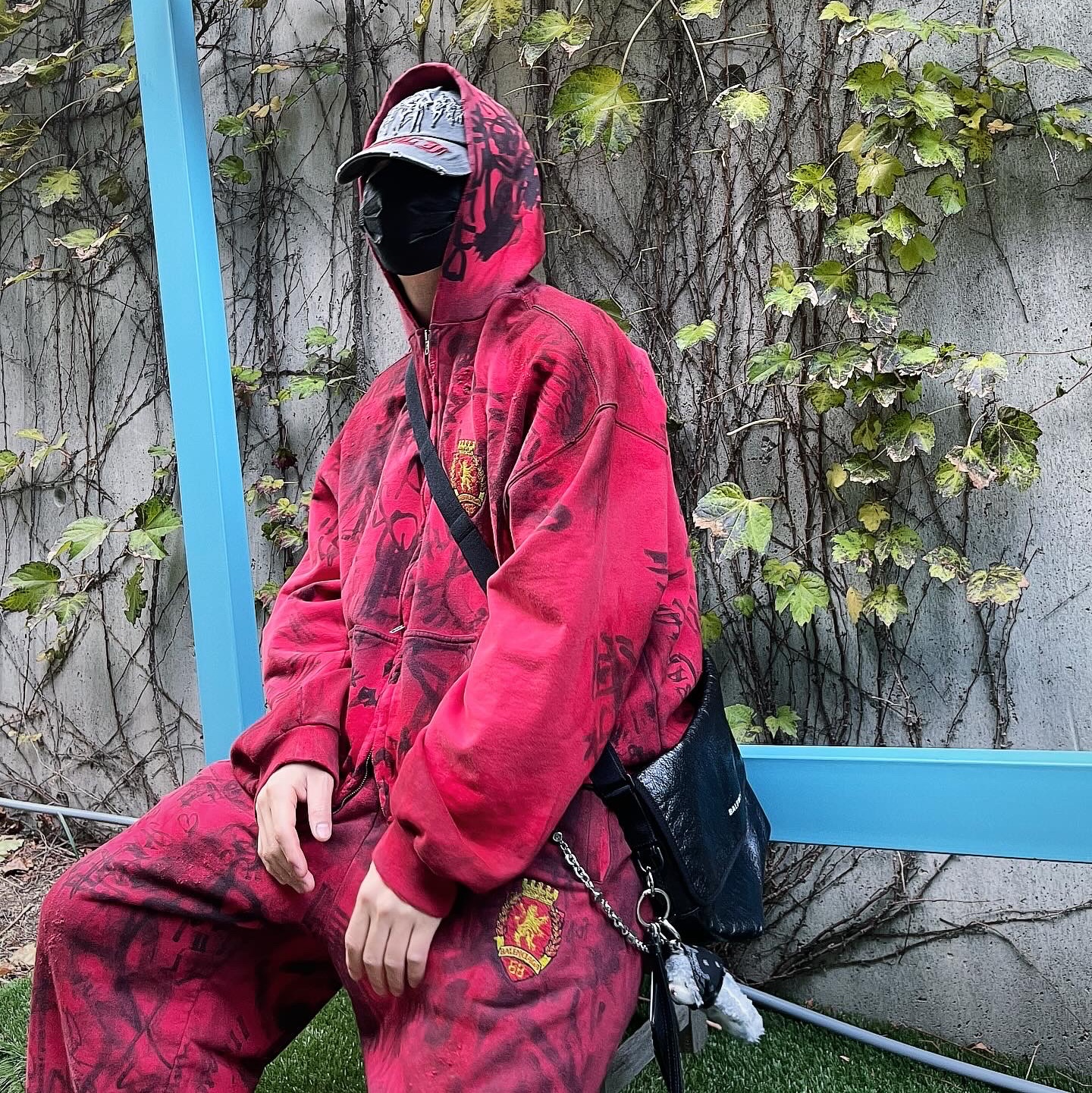 Balenciaga Skater Zip-Up Hoodie Medium Fit Red, Balenciaga Skater Baggy Sweatpants Red 착용 스타일 - 1
