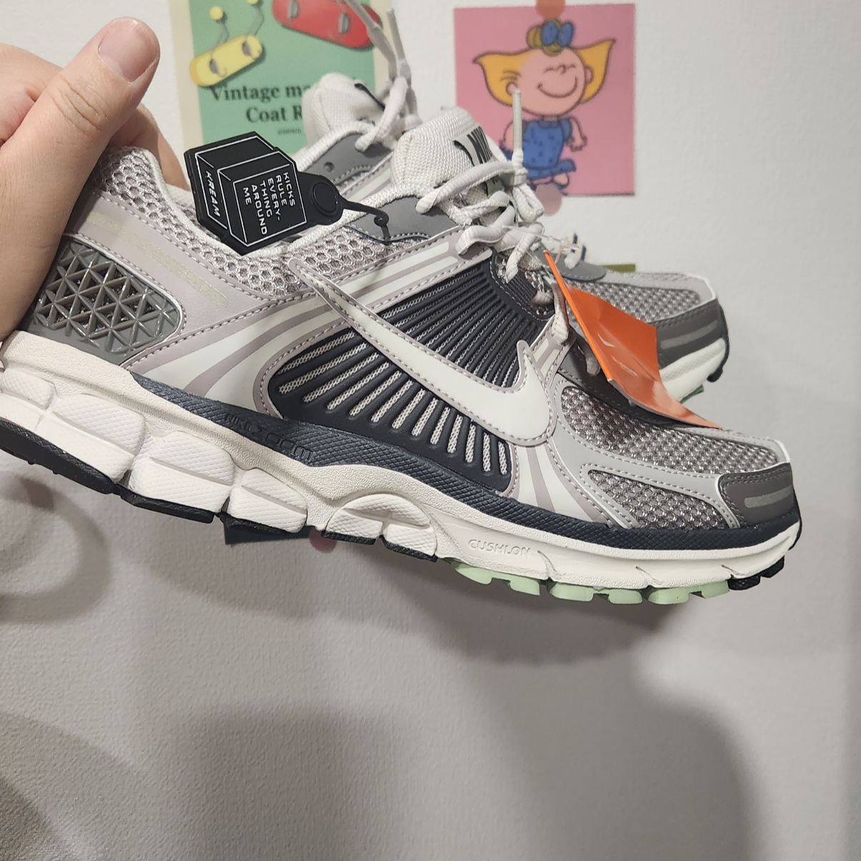 (W) Nike Zoom Vomero 5 Cobblestone and Flat Pewter 착용 스타일