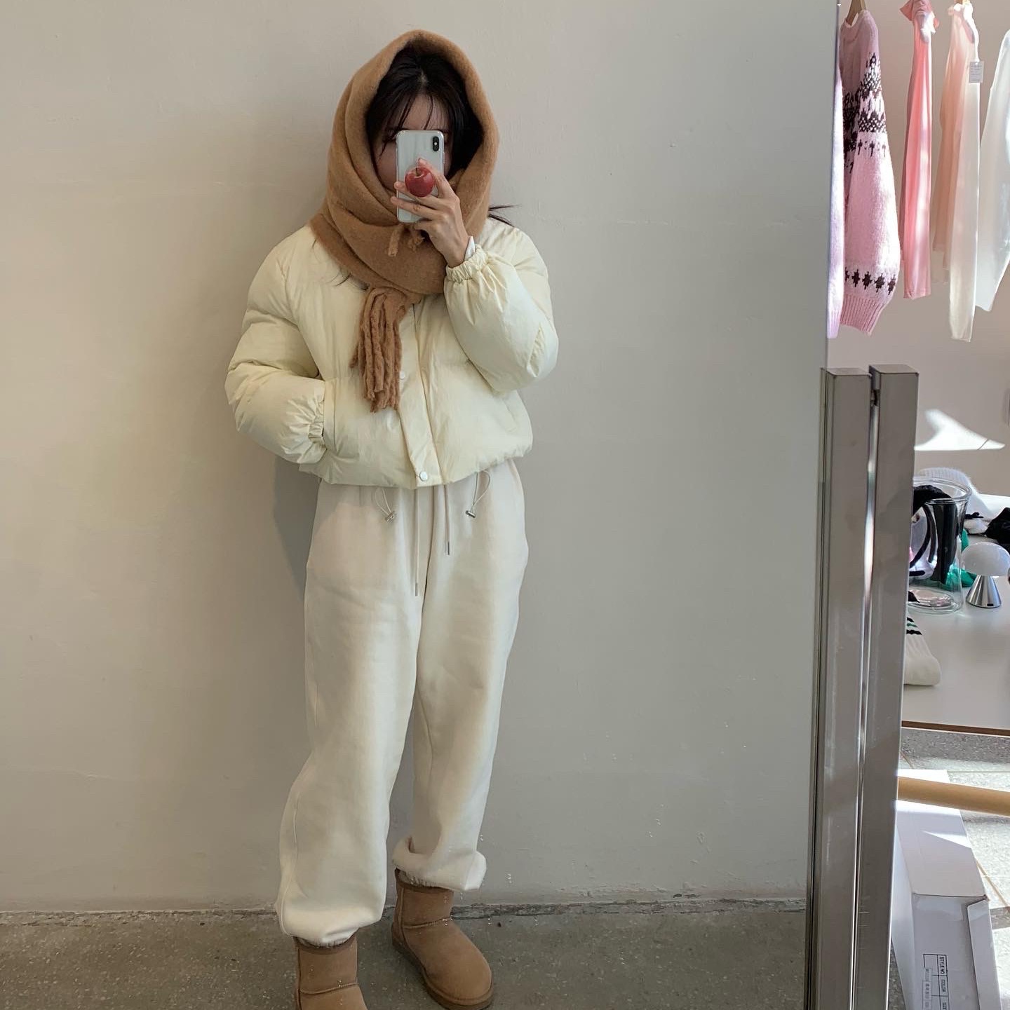 (W) UGG Classic Mini II Boots Chestnut 착용 스타일 - 2