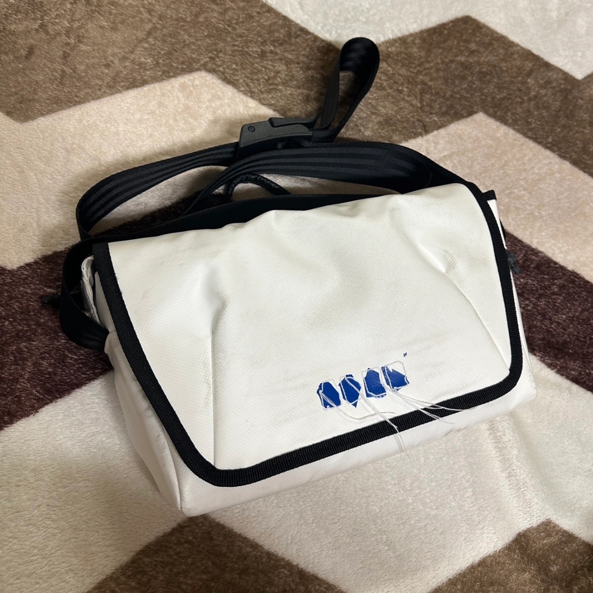 Ader Error Small Trace Esty Messanger Bag White 착용 스타일