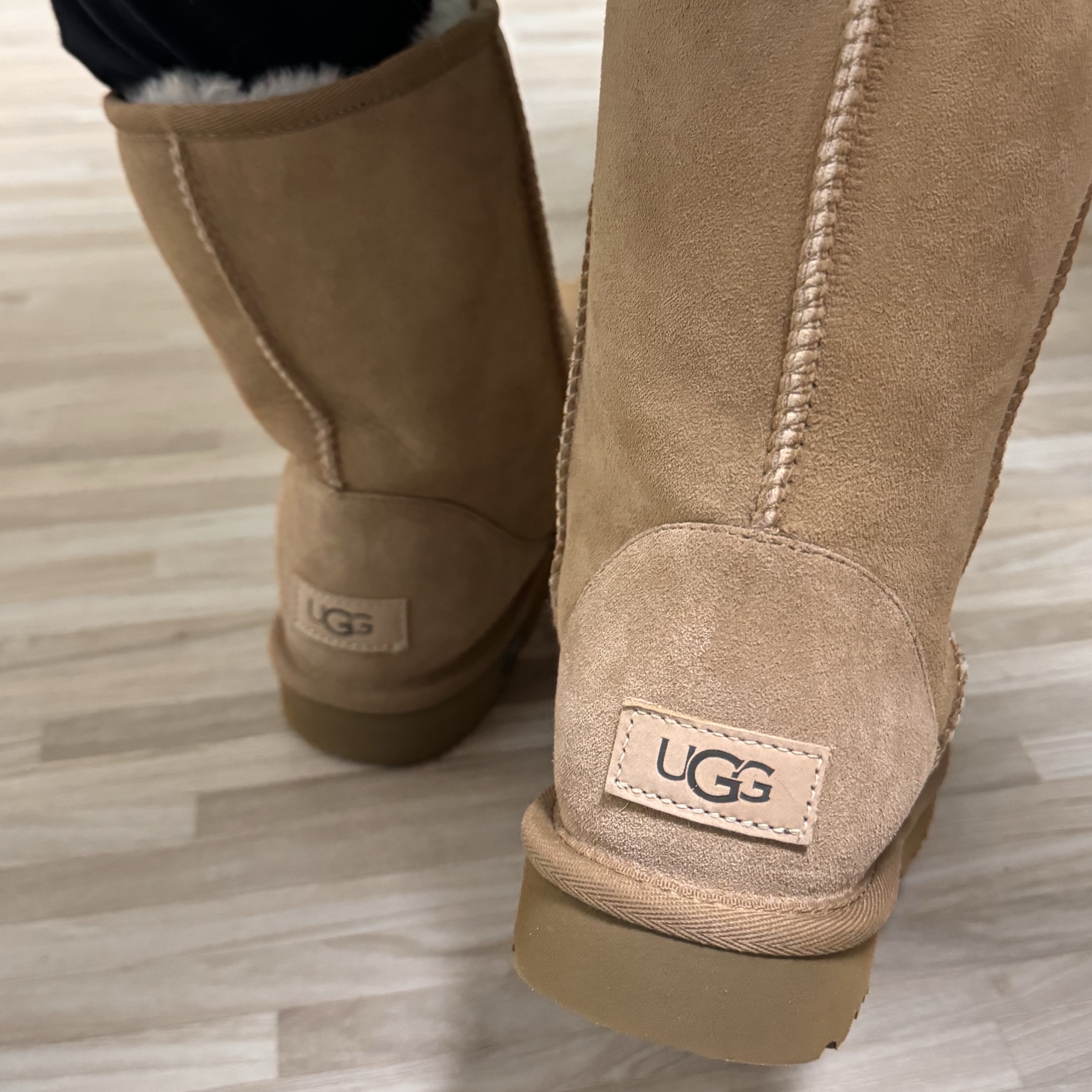 (W) UGG Classic Short II Boots Chestnut 착용 스타일 - 1