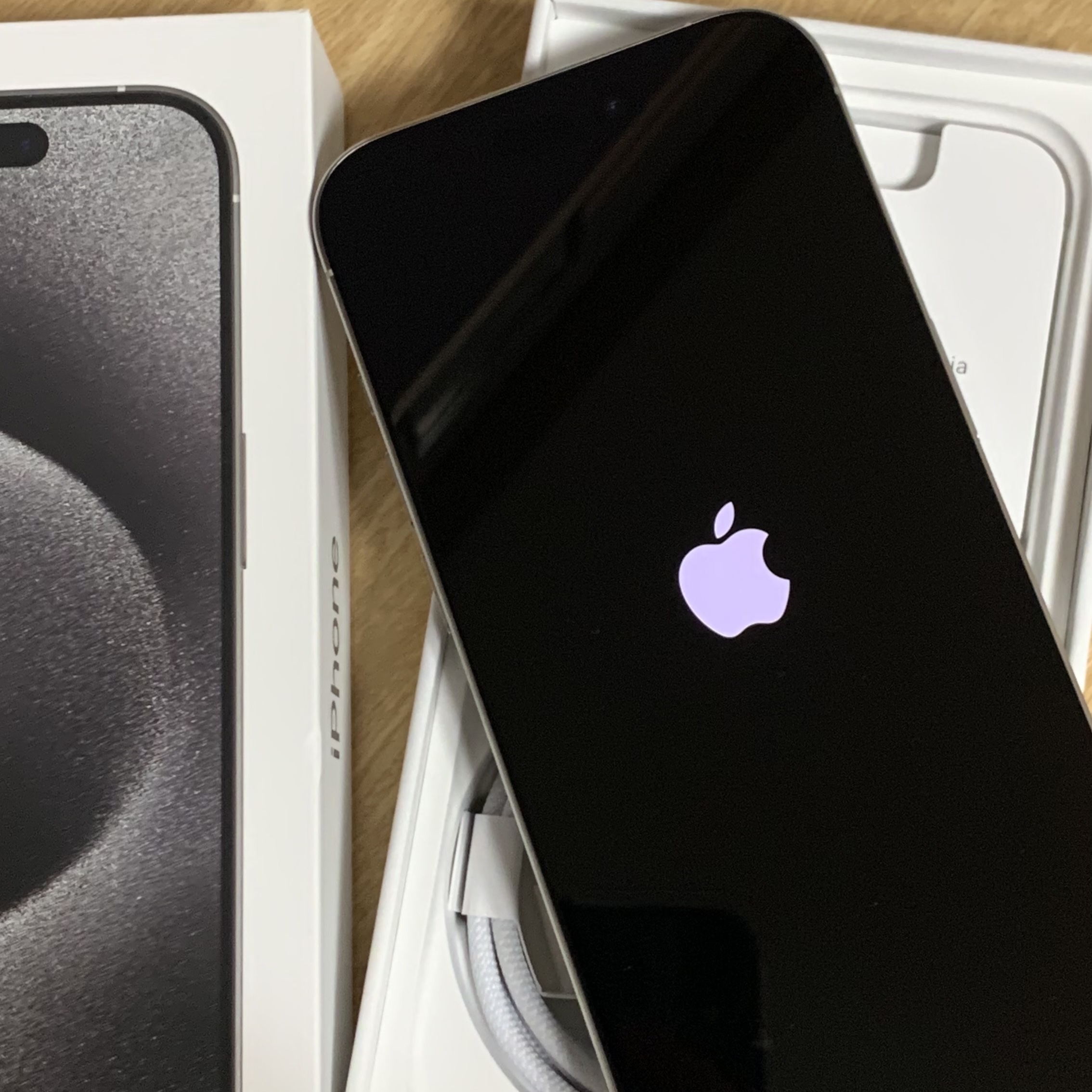 Apple iPhone 15 Pro 256GB White Titanium (Korean Ver.) 착용 스타일 - 3