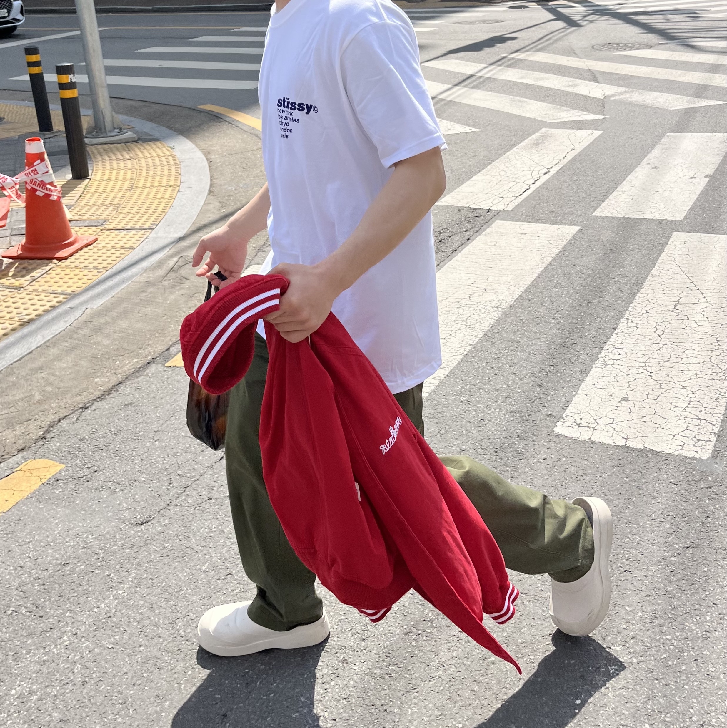 Stussy Strawberry T-Shirt White 착용 스타일 - 1