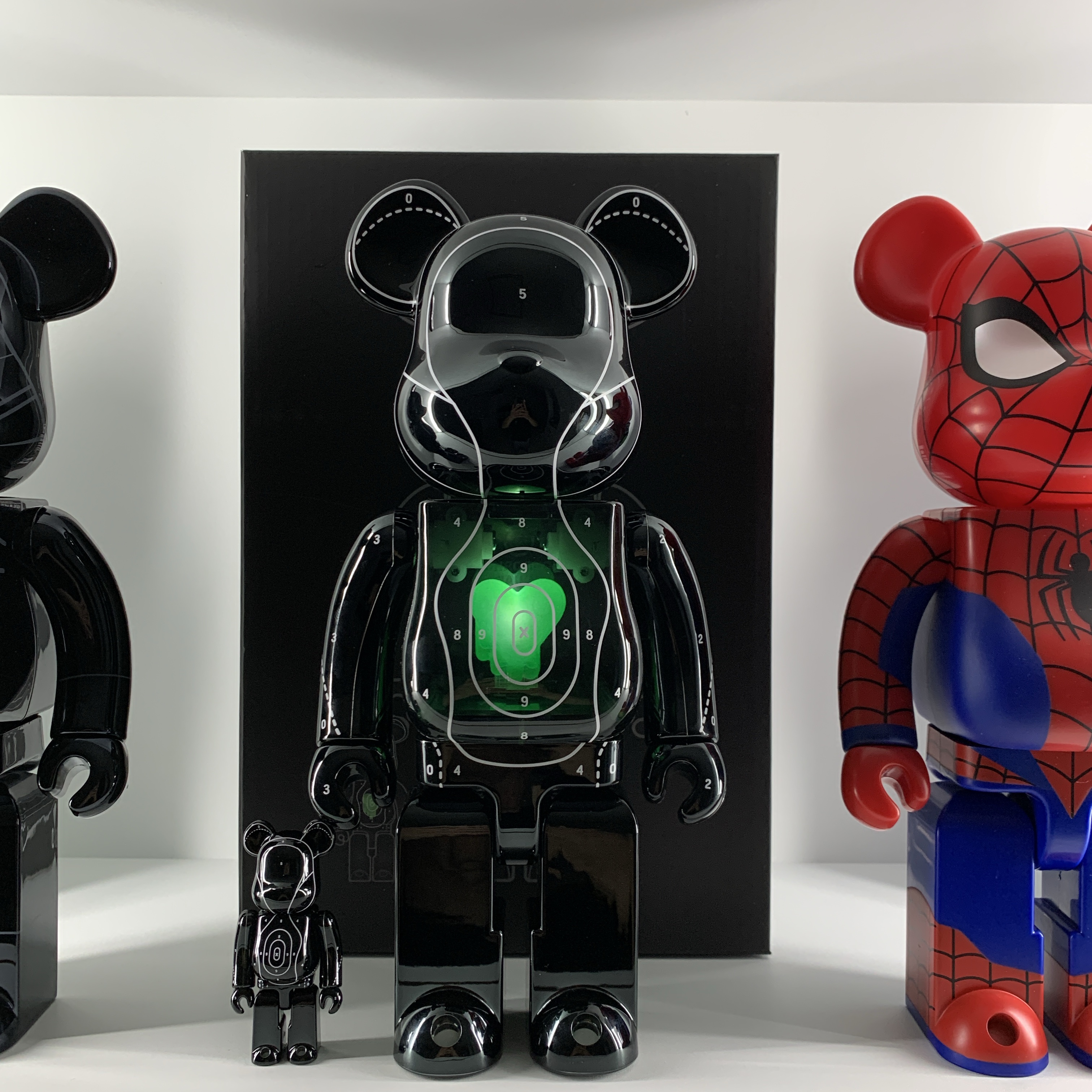 Bearbrick x Neighborhood x Emotionally Unavailable 100% & 400% Set 착용 스타일 - 1