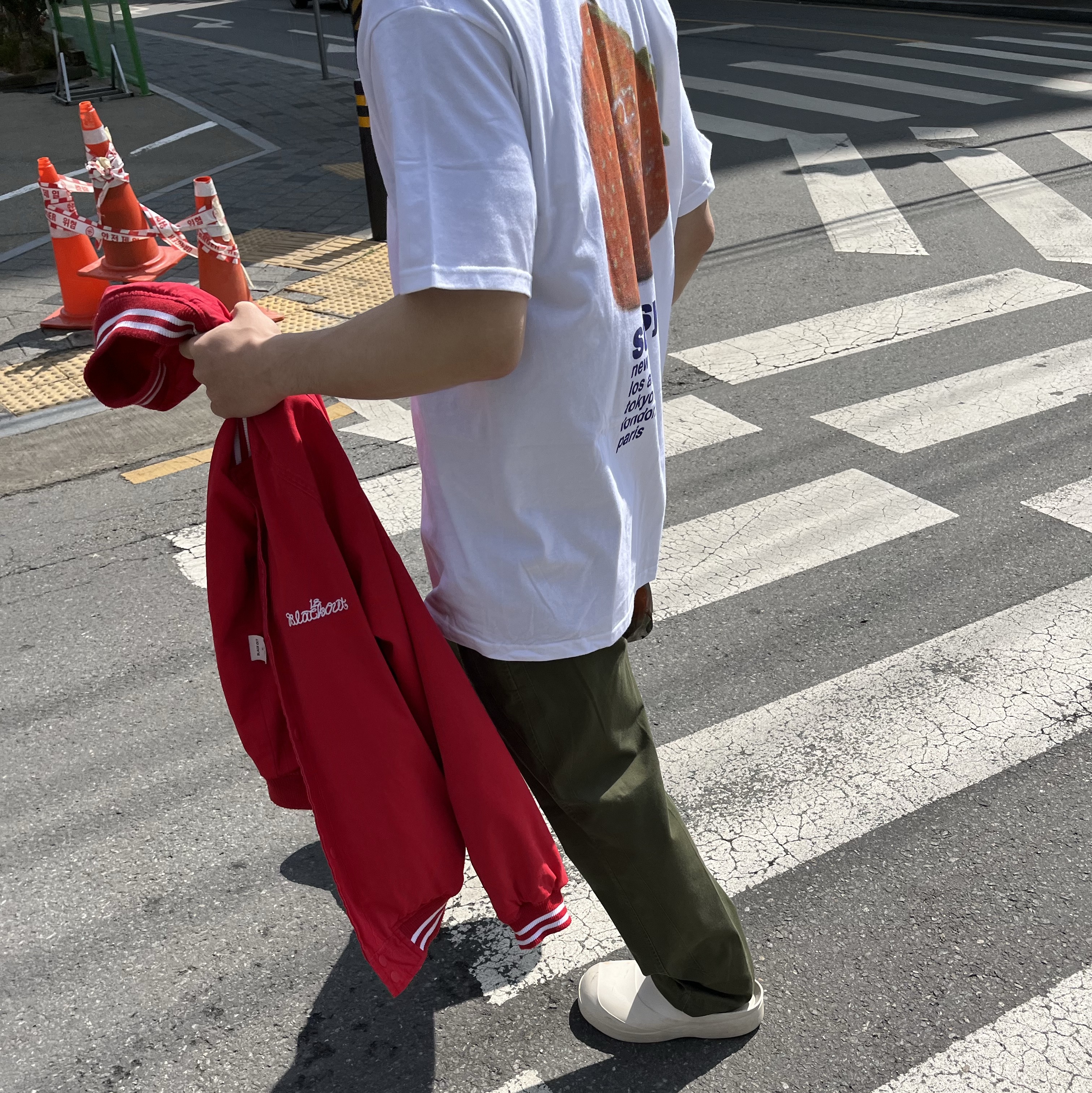 Stussy Strawberry T-Shirt White 착용 스타일 - 4