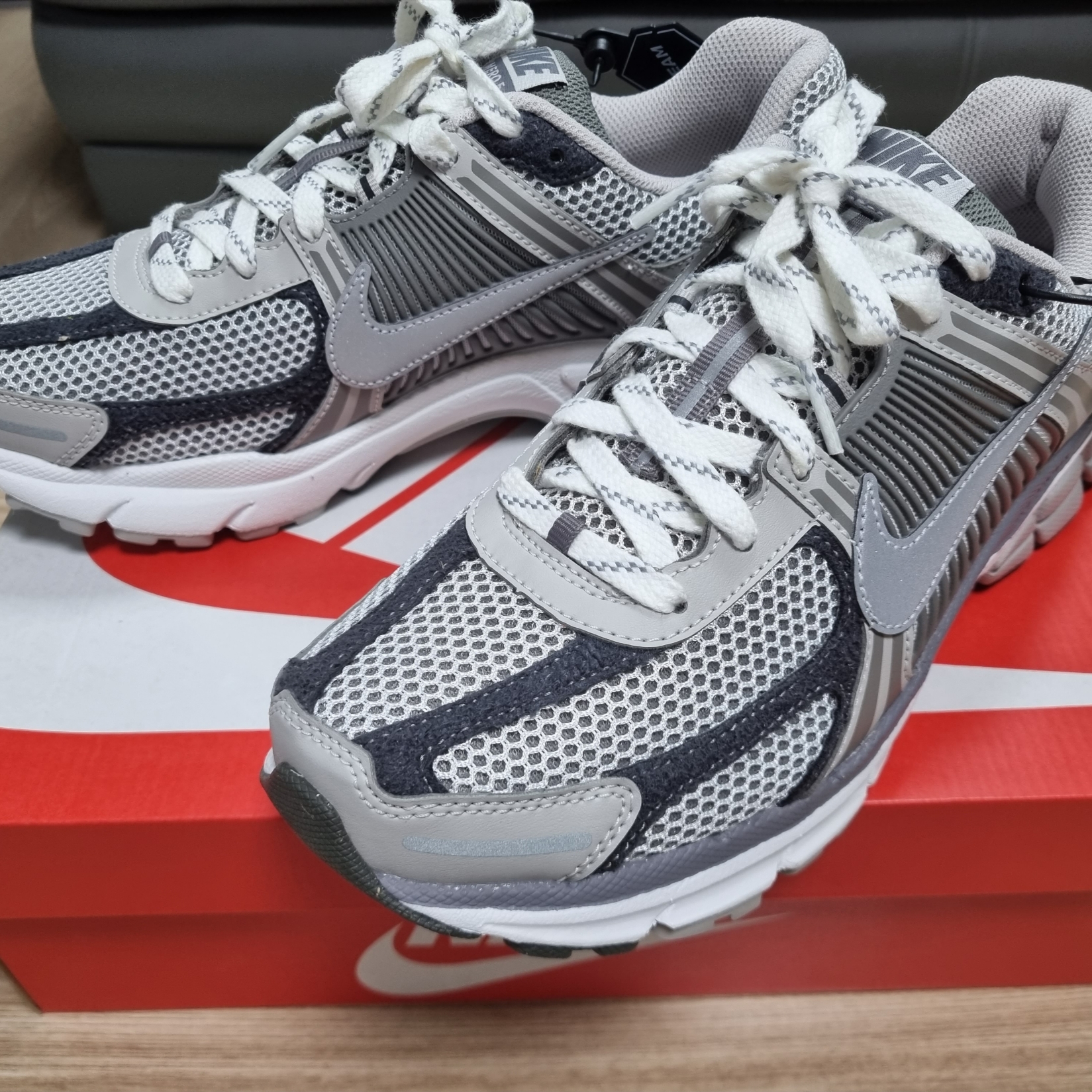 Nike Zoom Vomero 5 PRM Light Iron Ore and Flat Fewter 착용 스타일