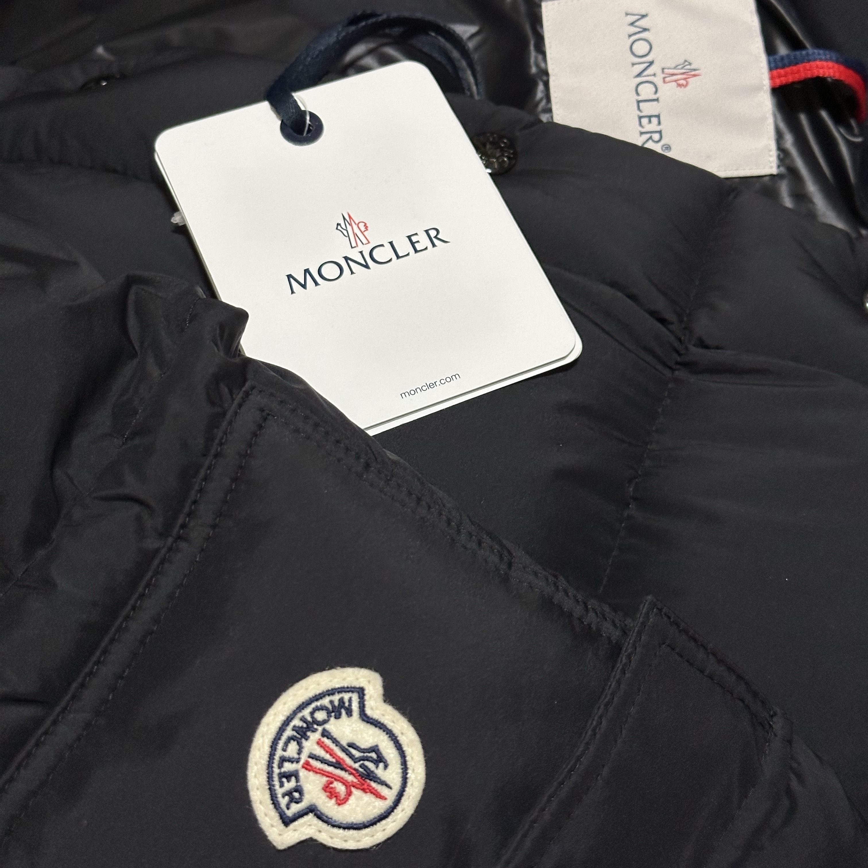 Moncler Vezere Short Down Jacket Black - 23FW 착용 스타일