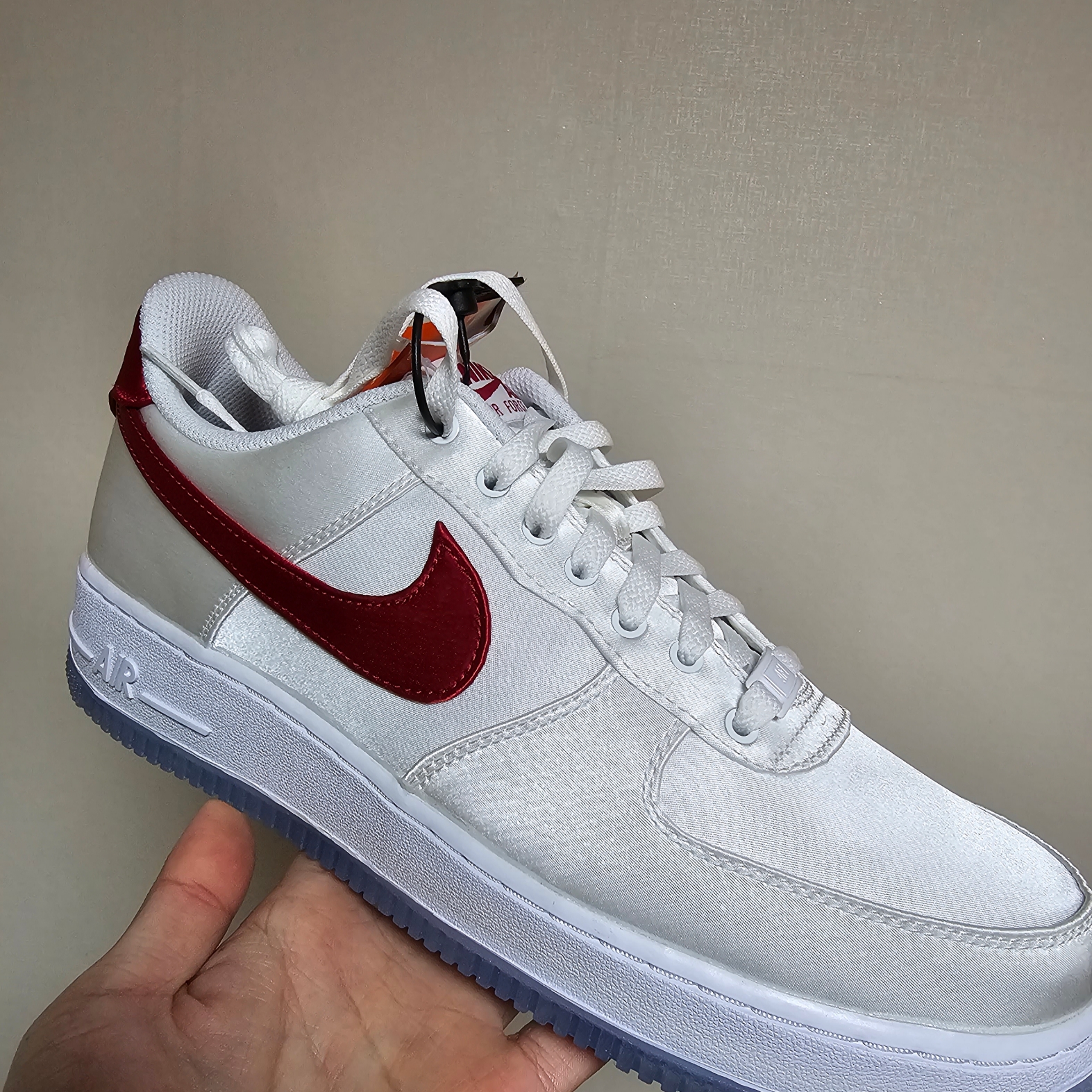(W) Nike Air Force 1 '07 Essential White Varsity Red 착용 스타일 - 1