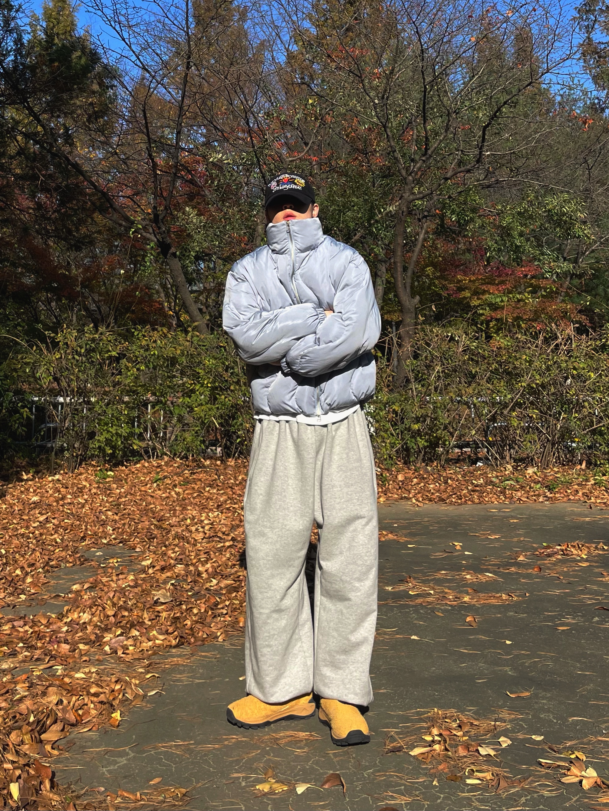 Merrell Winter Moc 3 1TRL Chai, The Museum Visitor x Jon Burgerman Pinky Winky & Charlie Ball Cap Black 착용 스타일
