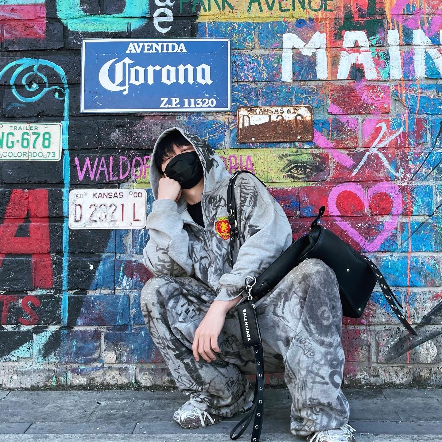 Balenciaga Skater Graffiti Zip-Up Hoodie Heather Grey, Balenciaga Skater Baggy Sweatpants Grey 착용 스타일 - 2