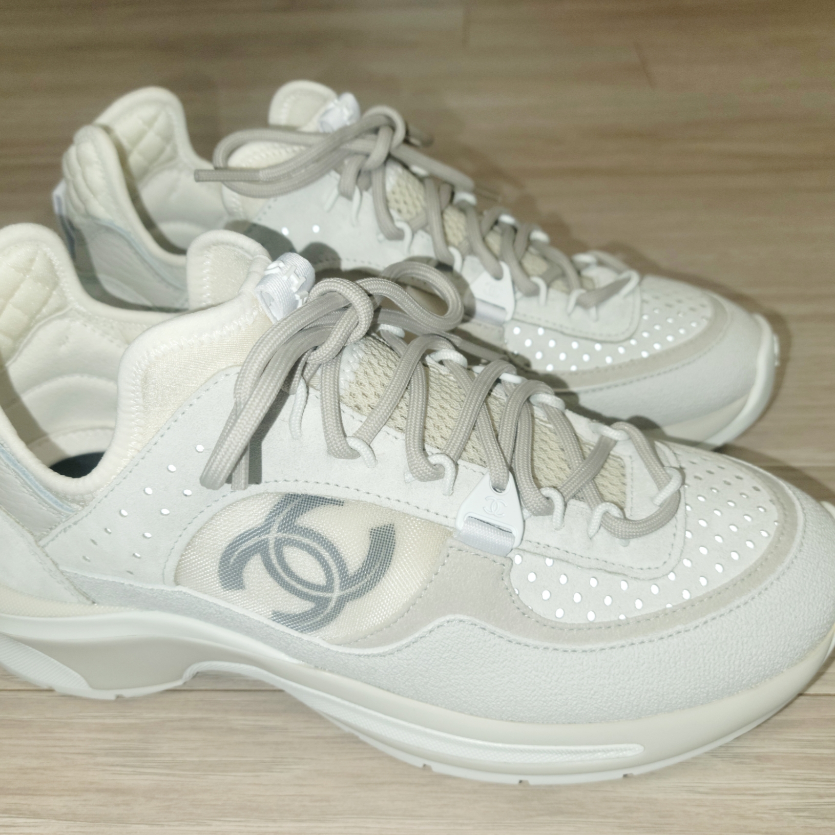 (W) Chanel Sneakers Fabric Suede Calfskin Mesh & White 착용 스타일 - 4
