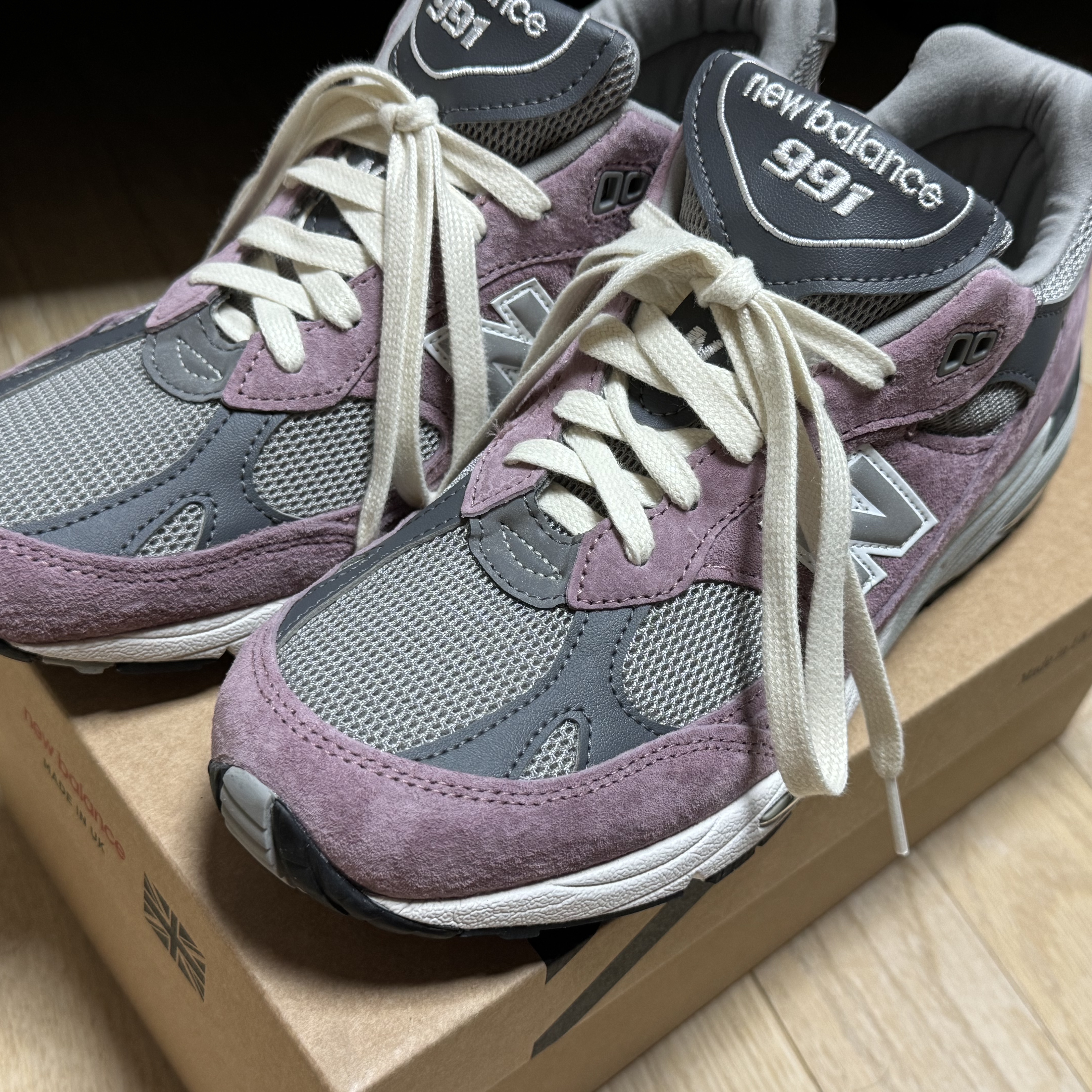 New Balance 991 Made in UK Pink Grey 착용 스타일 - 2