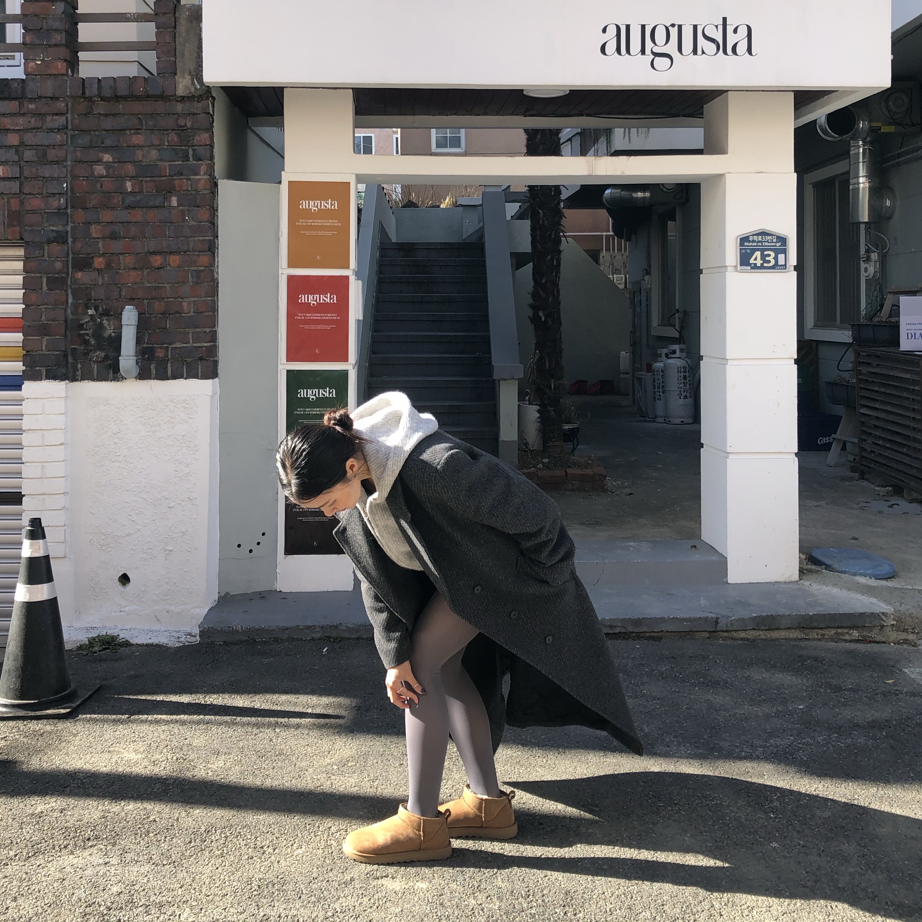 (W) Insilence Classic Maxi Coat Black, (W) UGG Classic Ultra Mini Boots Chestnut 착용 스타일 - 1