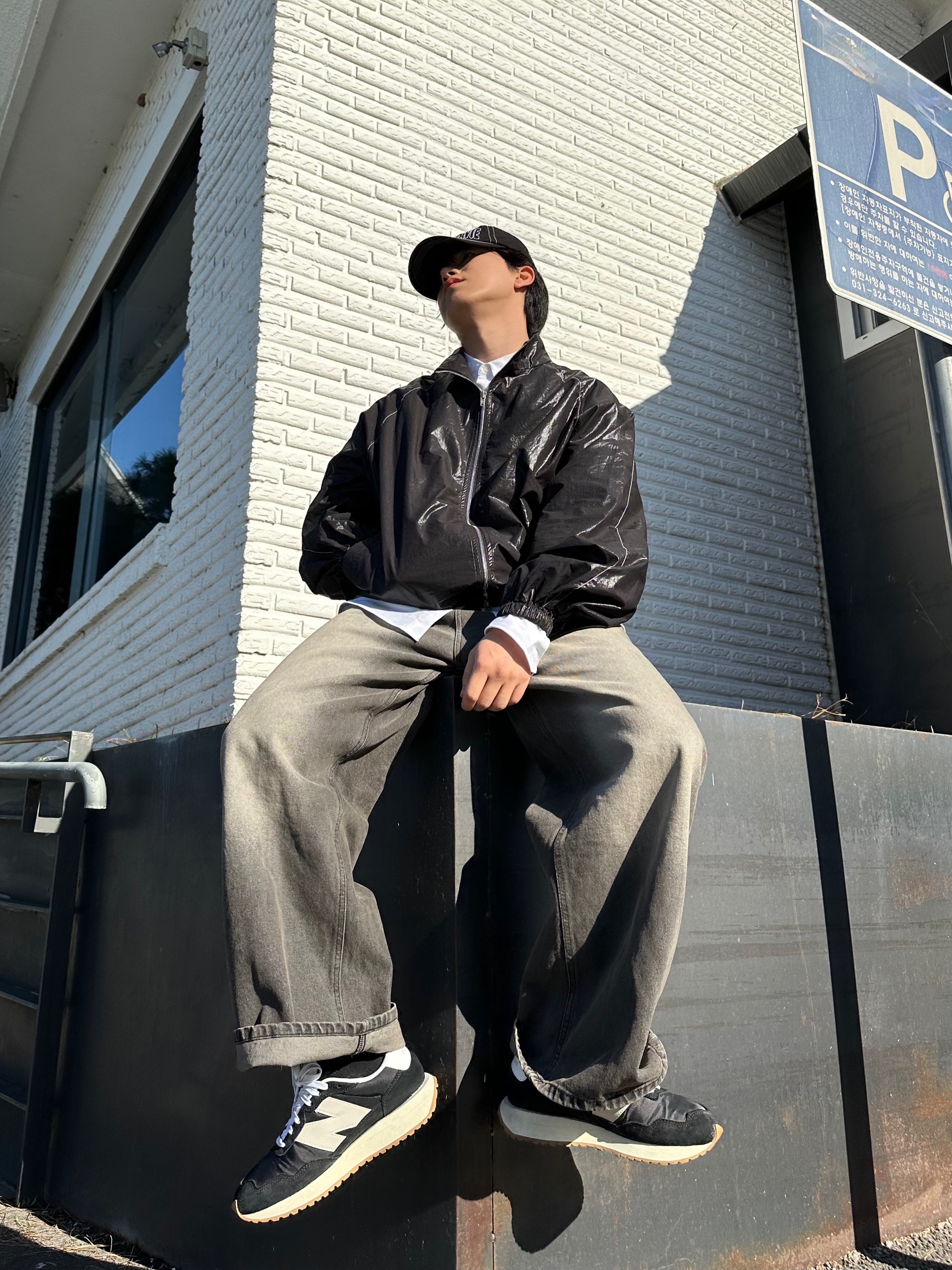 (W) Matin Kim Logo Coating Jumper Black, New Balance 237 Black White 착용 스타일 - 2
