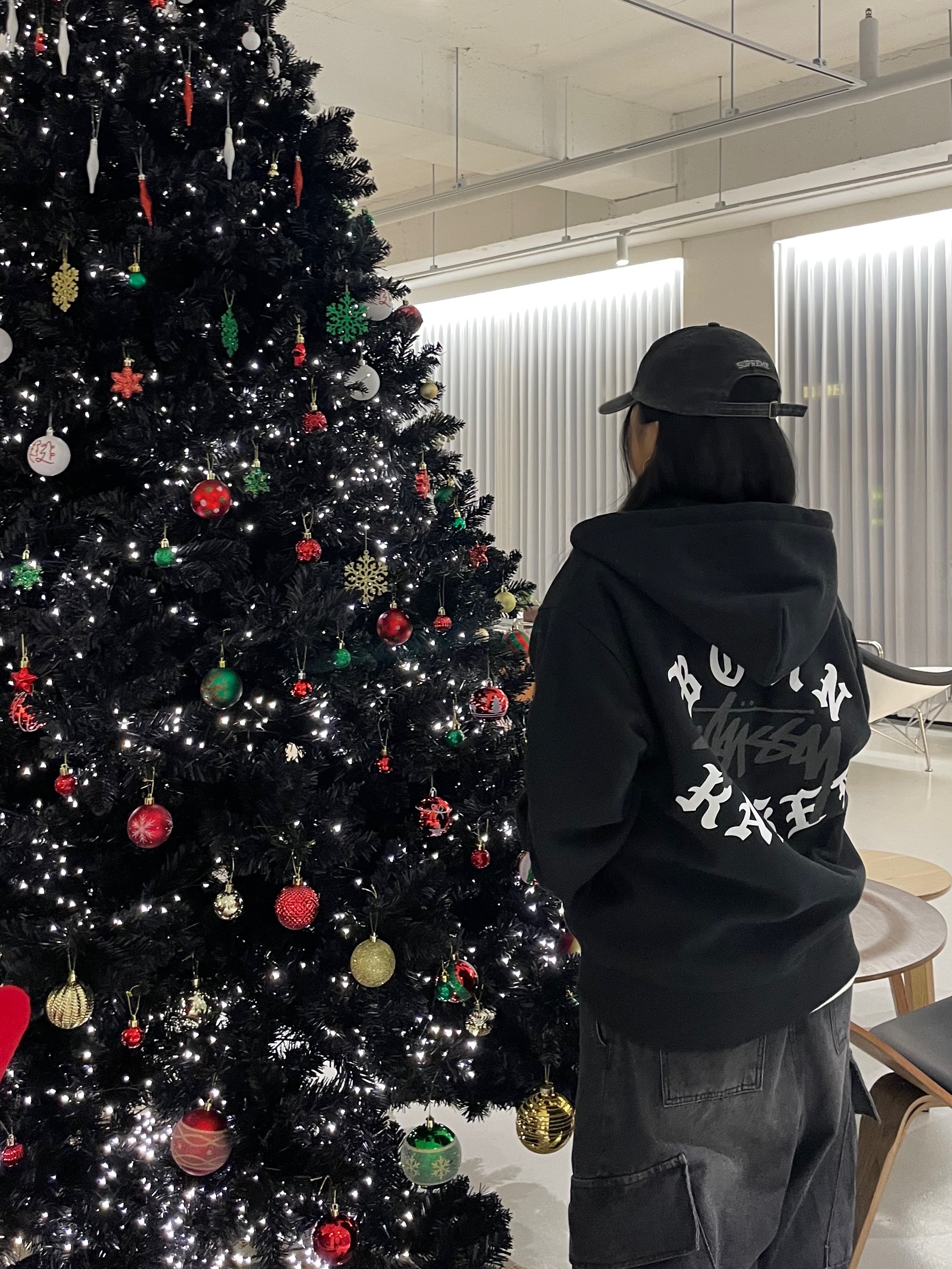 Stussy x Born X Raised Logo Zip Hoodie Black, Supreme Pigment Print S Logo 6-Panel Black - 23FW 착용 스타일 - 1