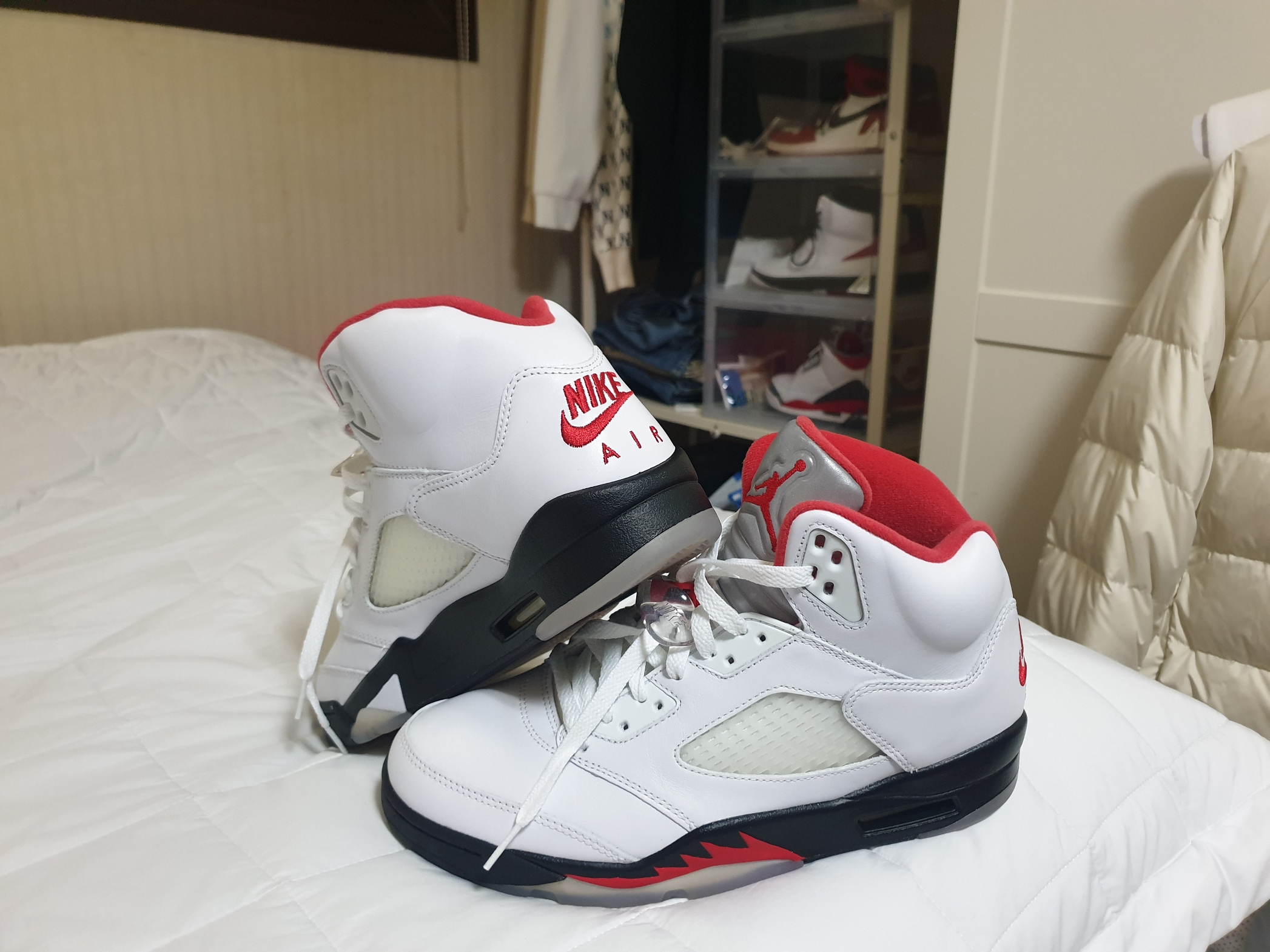 Jordan 5 Retro Fire Red Silver Tongue 2020, Jordan 1 Retro High OG Patent Bred 착용 스타일 - 2